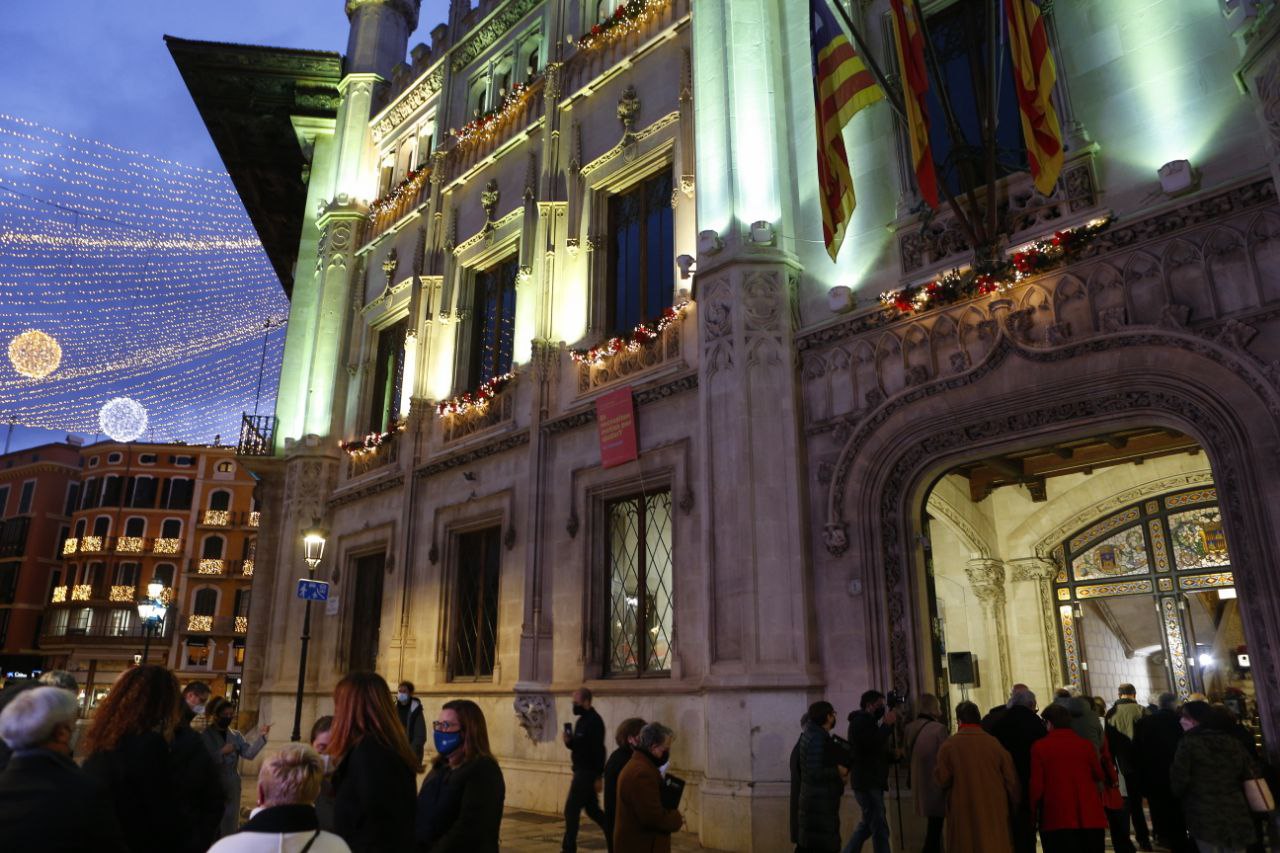 Encesa dels llums de Nadal de la façana del Palau del Consell.