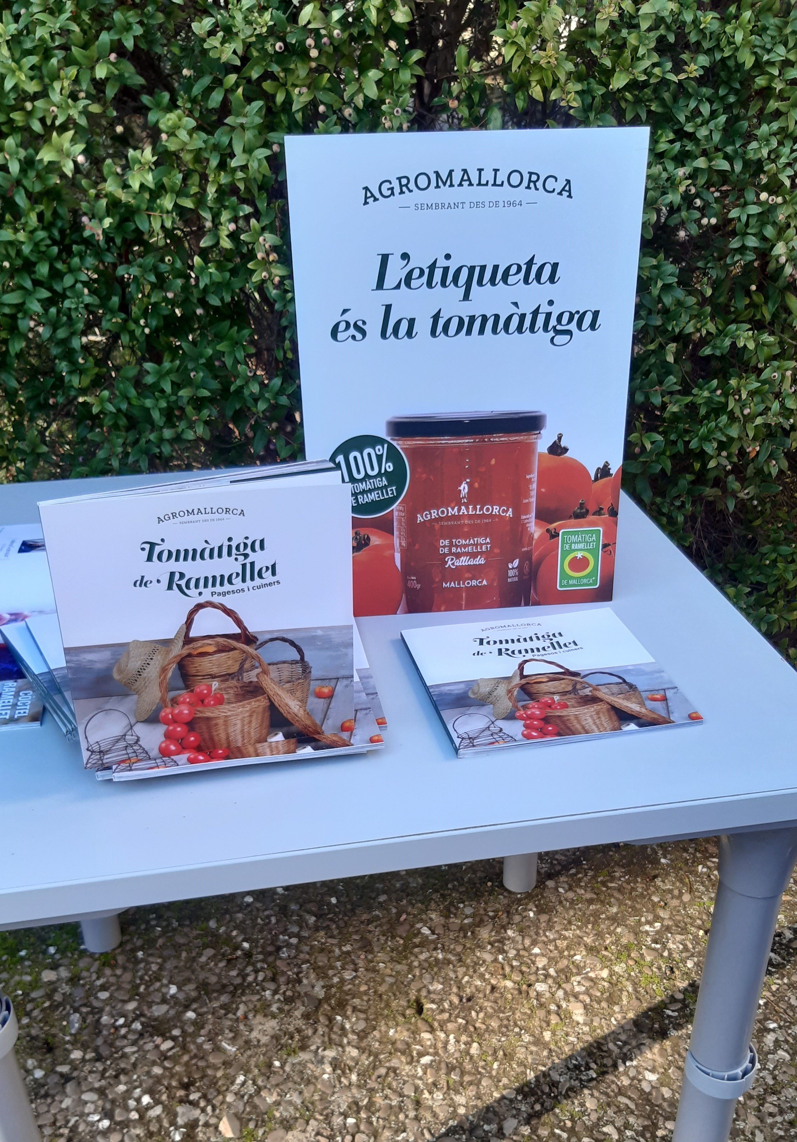 Exemplars del llibre «Tomàtiga de Ramellet. Pagesos i cuiners», impulsat pel Consell de Mallorca i Agromallorca