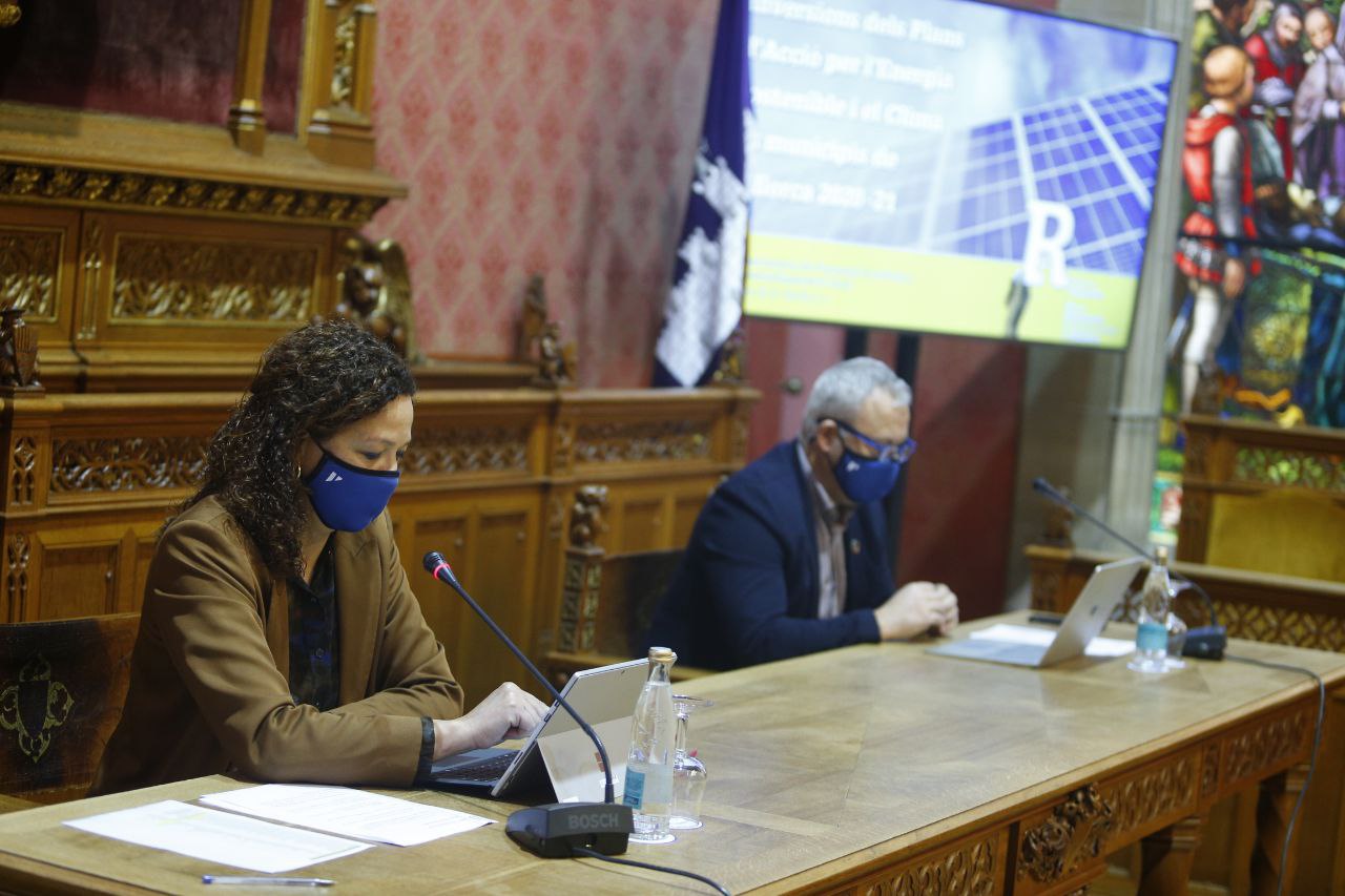 La presidenta Cladera i el conseller Alzamora signant de manera electrònica els convenis que adjudiquen 23,15 milions d'euros als ajuntaments de Mallorca.