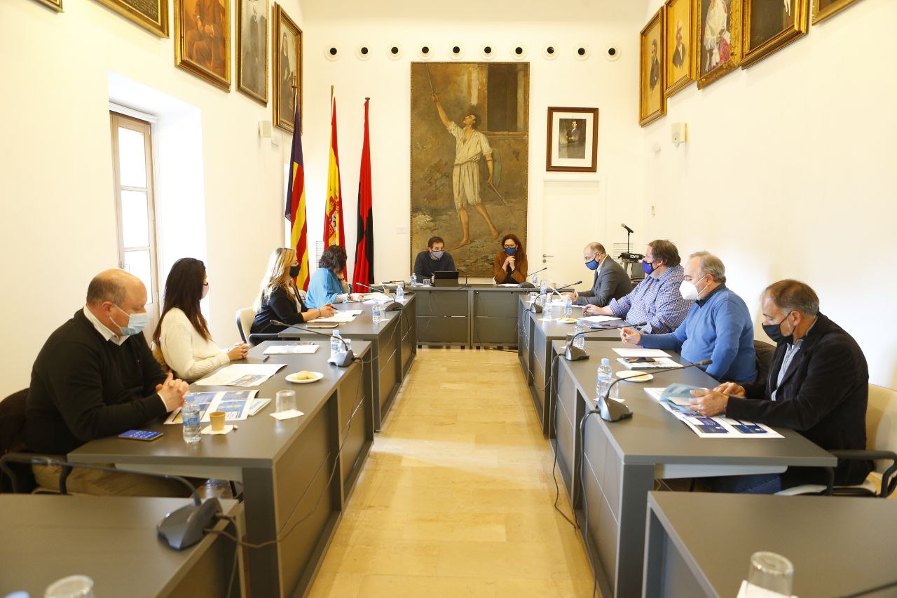 La presidenta Cladera i el conseller de Turisme i Esports, Andreu Serra, s’han reunit amb l’equip de govern de Pollença.
