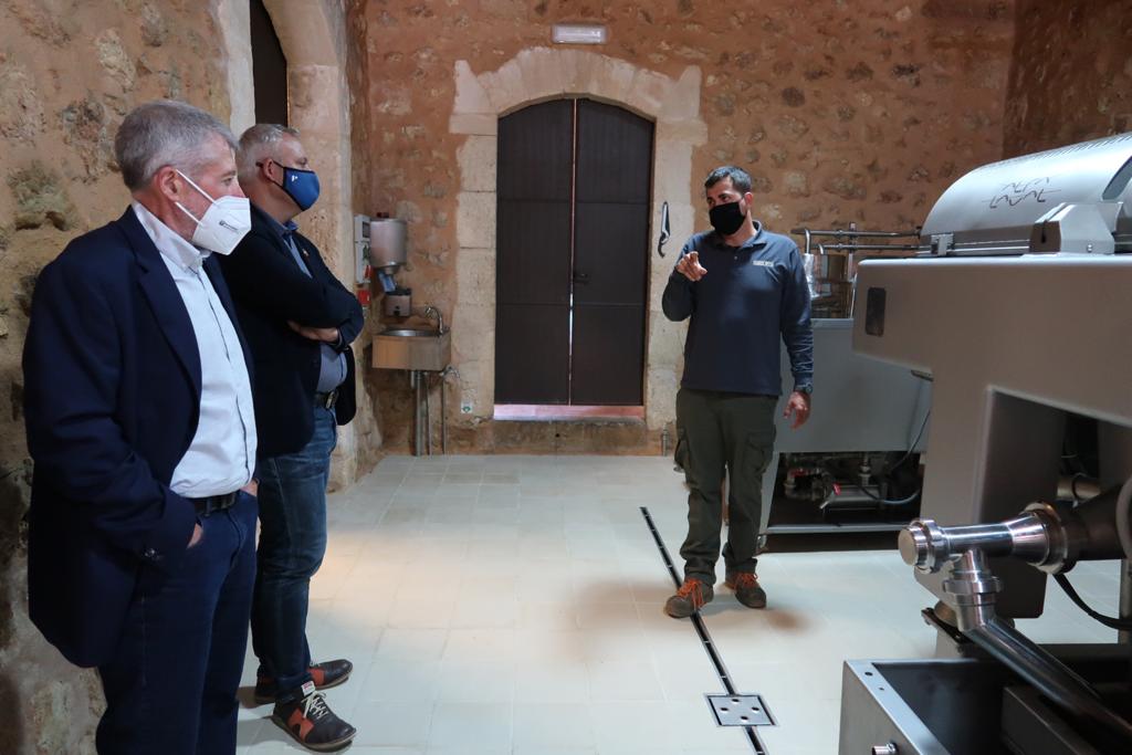 El conseller Jaume Alzamora i el director Joan Font durant la visita a Aubocassa.
