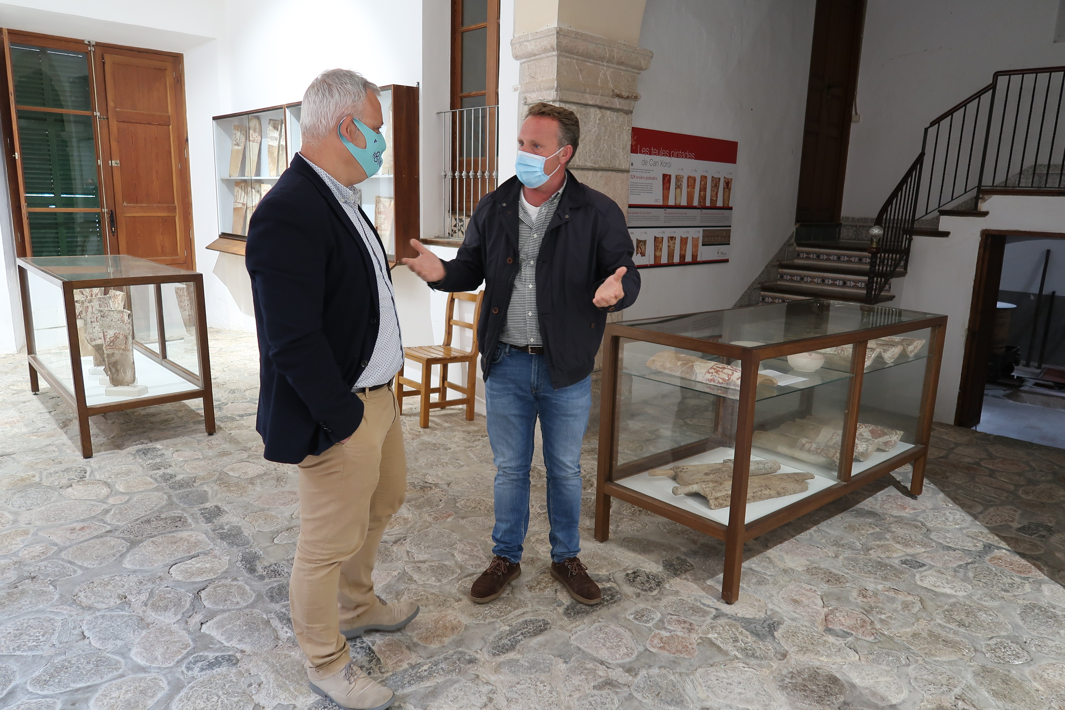 El conseller Jaume Alzamora amb el batle de Fornalutx, Xisco Marroig, a l'interior de l'edifici municipal de Can Xoroi.