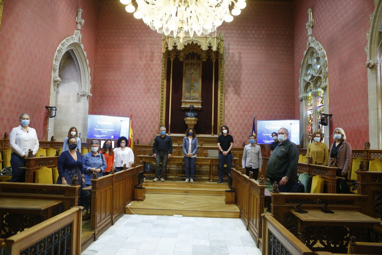 Fotografia de grup de la presidenta del Consell, Catalina Cladera, el conseller Alzamora, el director Segura i les entitats de voluntariat.