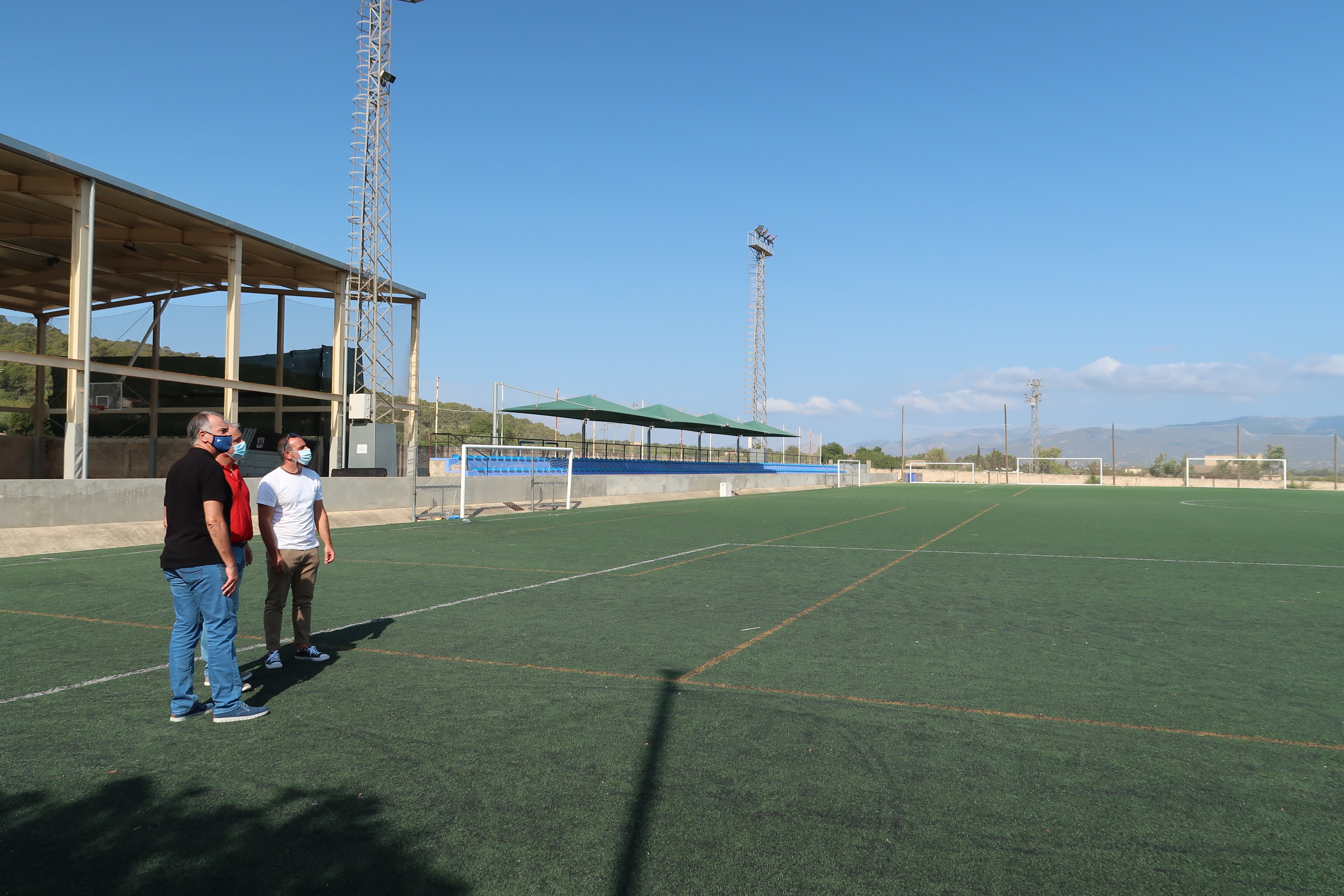 El Ajuntament de Santa Eugènia ha sustituido la iluminación de las cuatro torres de este campo de futbol por uno de más sostenible gracias a la aportación del Consell de Mallorca.