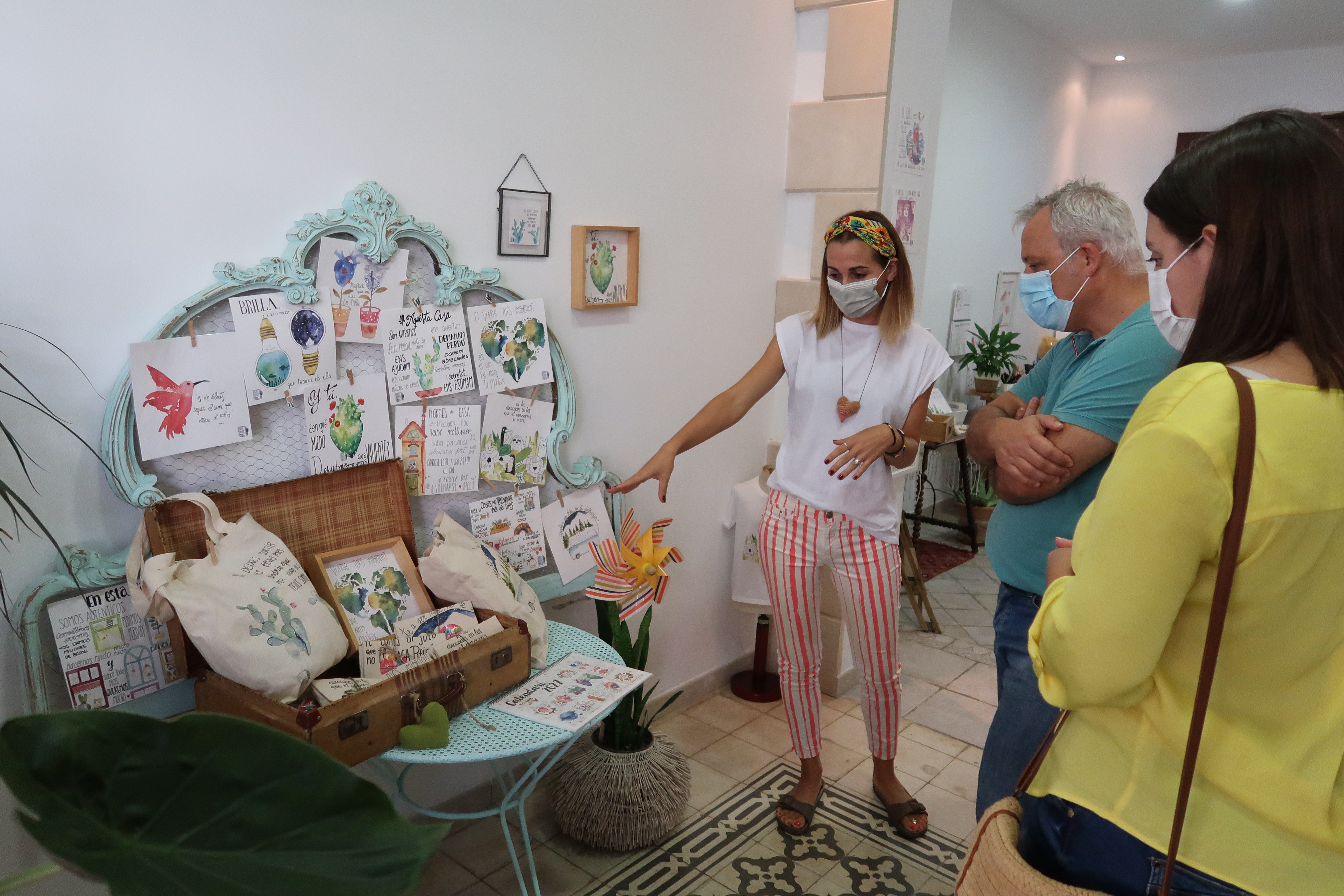 El conseller Alzamora ha visitat el taller de neusbosch.art, on l'artesana d'il·lustració prepara i mostra els seus productes.
