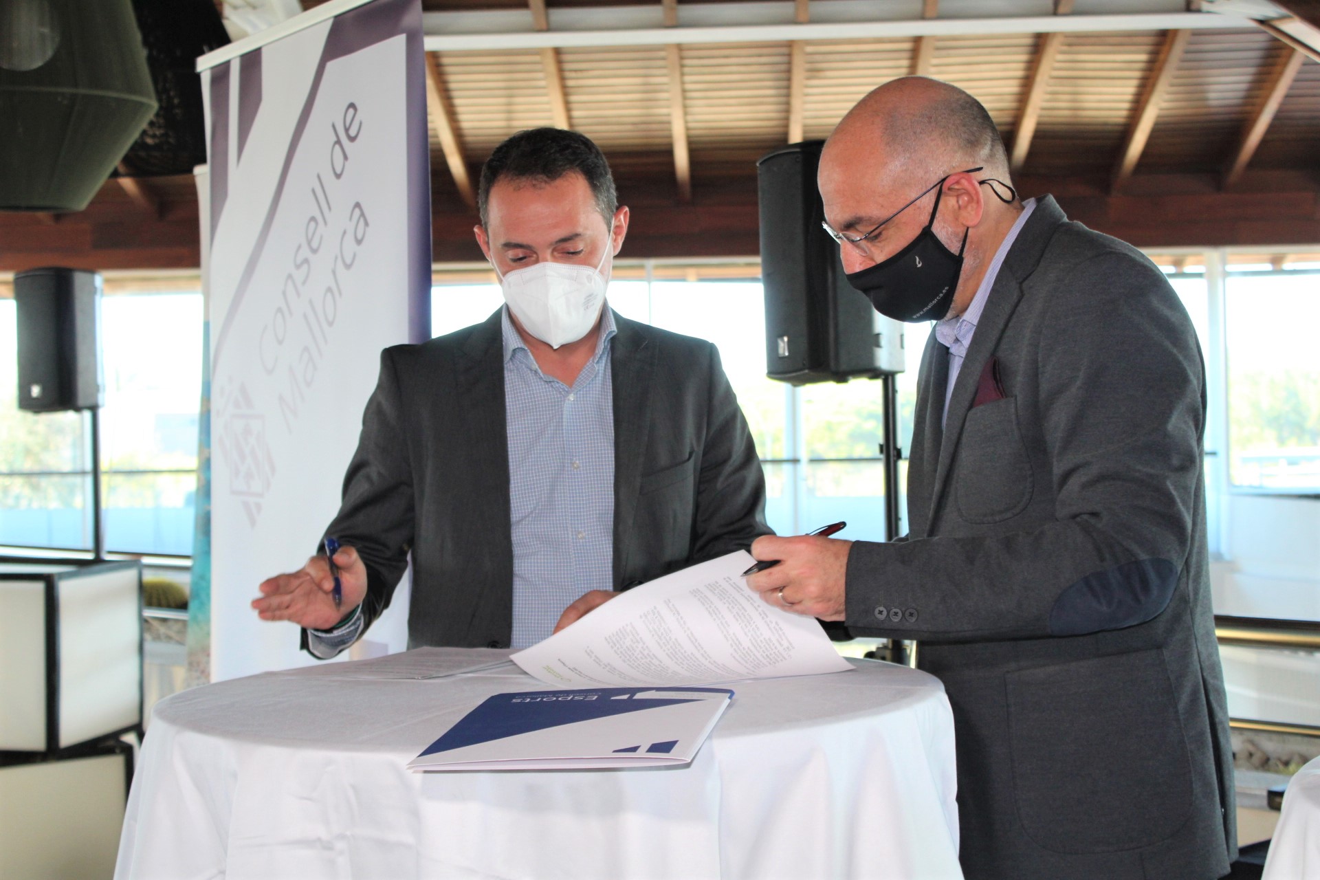 Signatura de l'acord amb nou cadenes hoteleres i espais de colònies per promoure estades esportives.