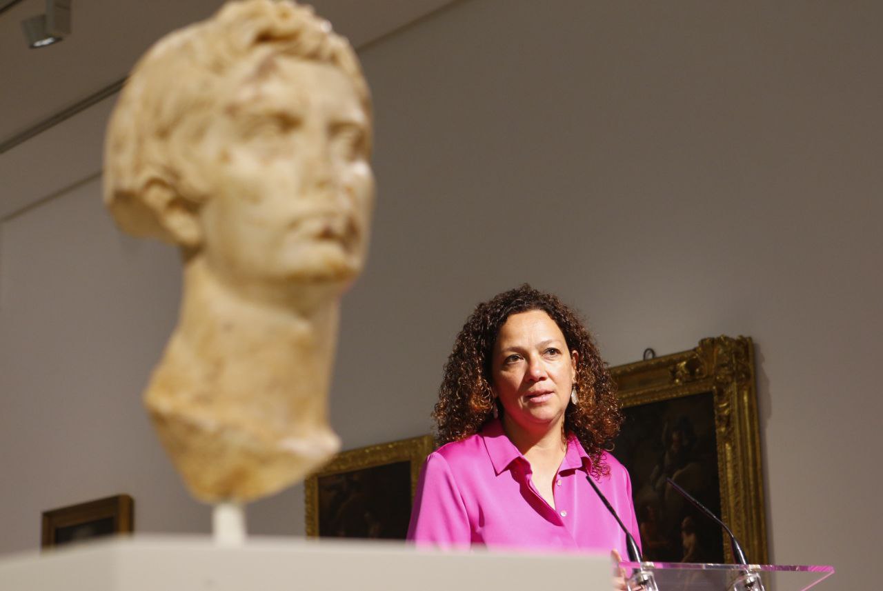 La presidenta Cladera durante la presentación del busto de Augusto.