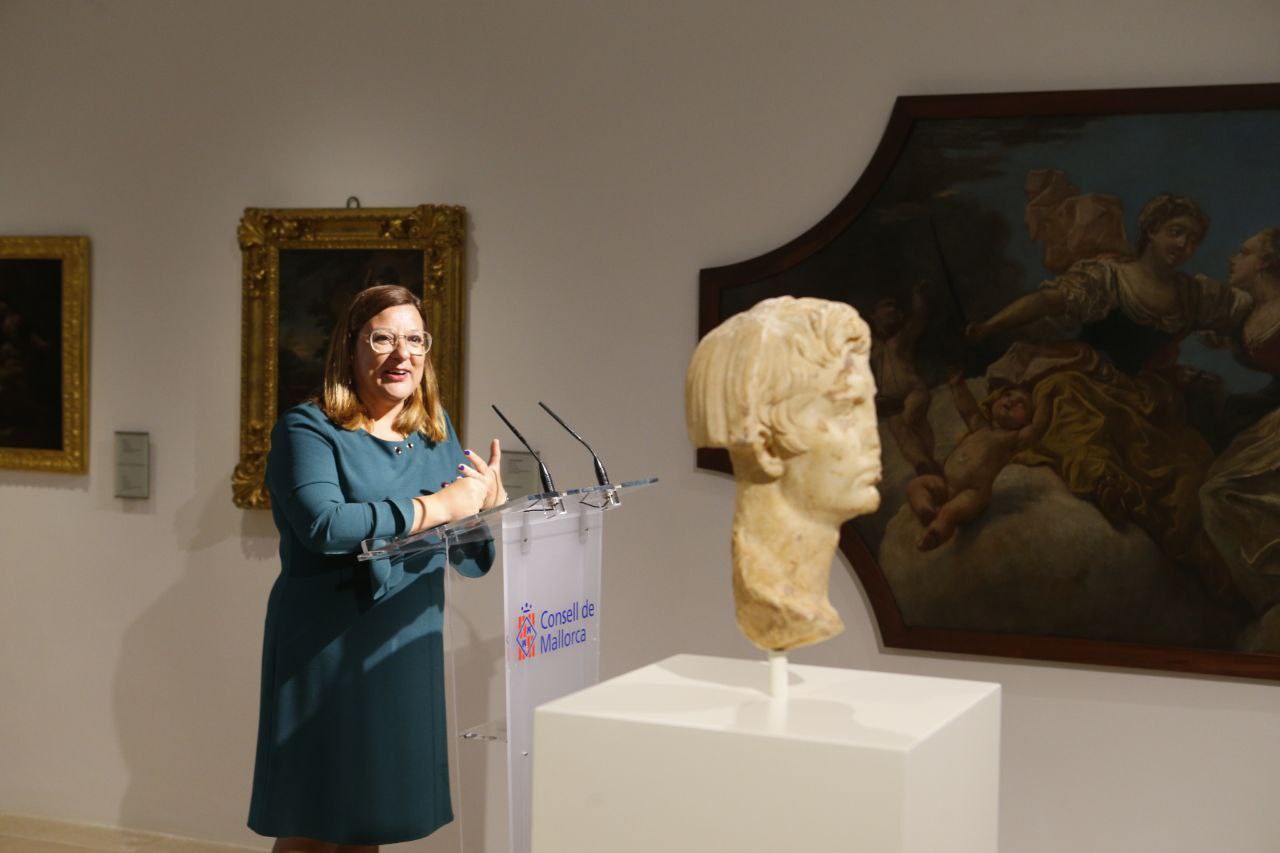 La consellera Bel Busquets durant la presentació del bust d'August.