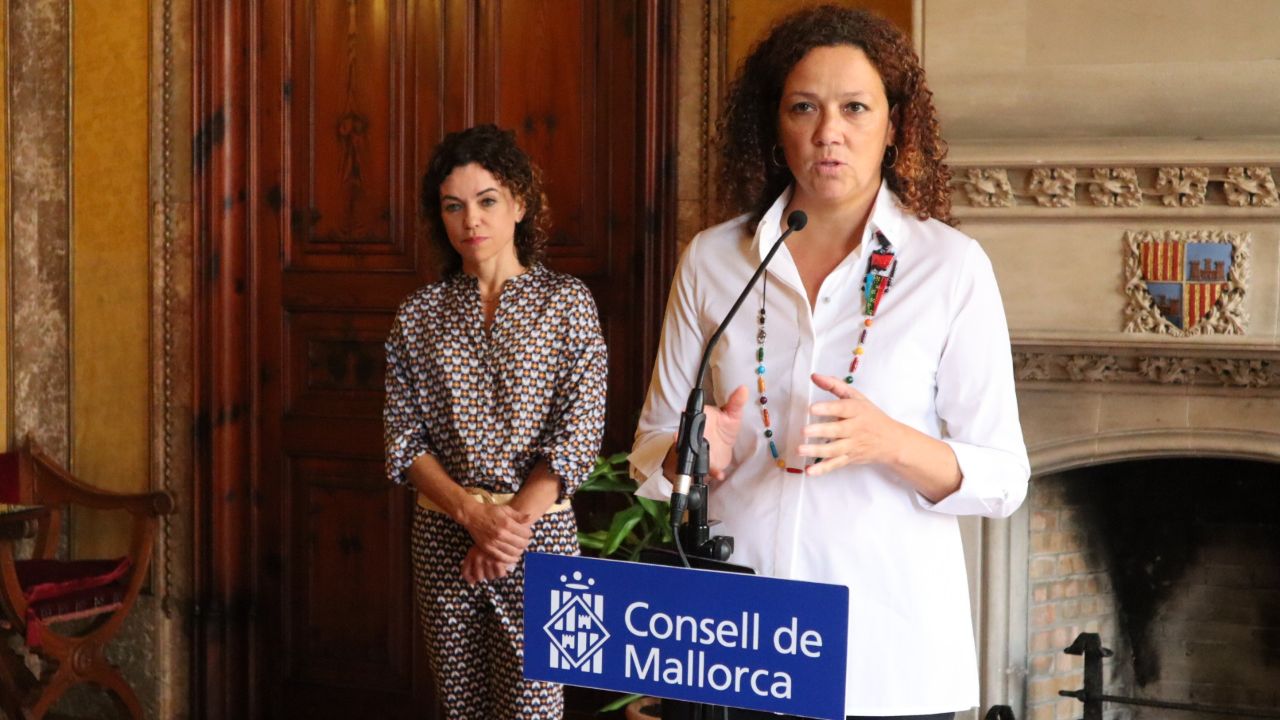 Reunió entre la presidenta Catalina Cladera i la consellera Rosario Sánchez.