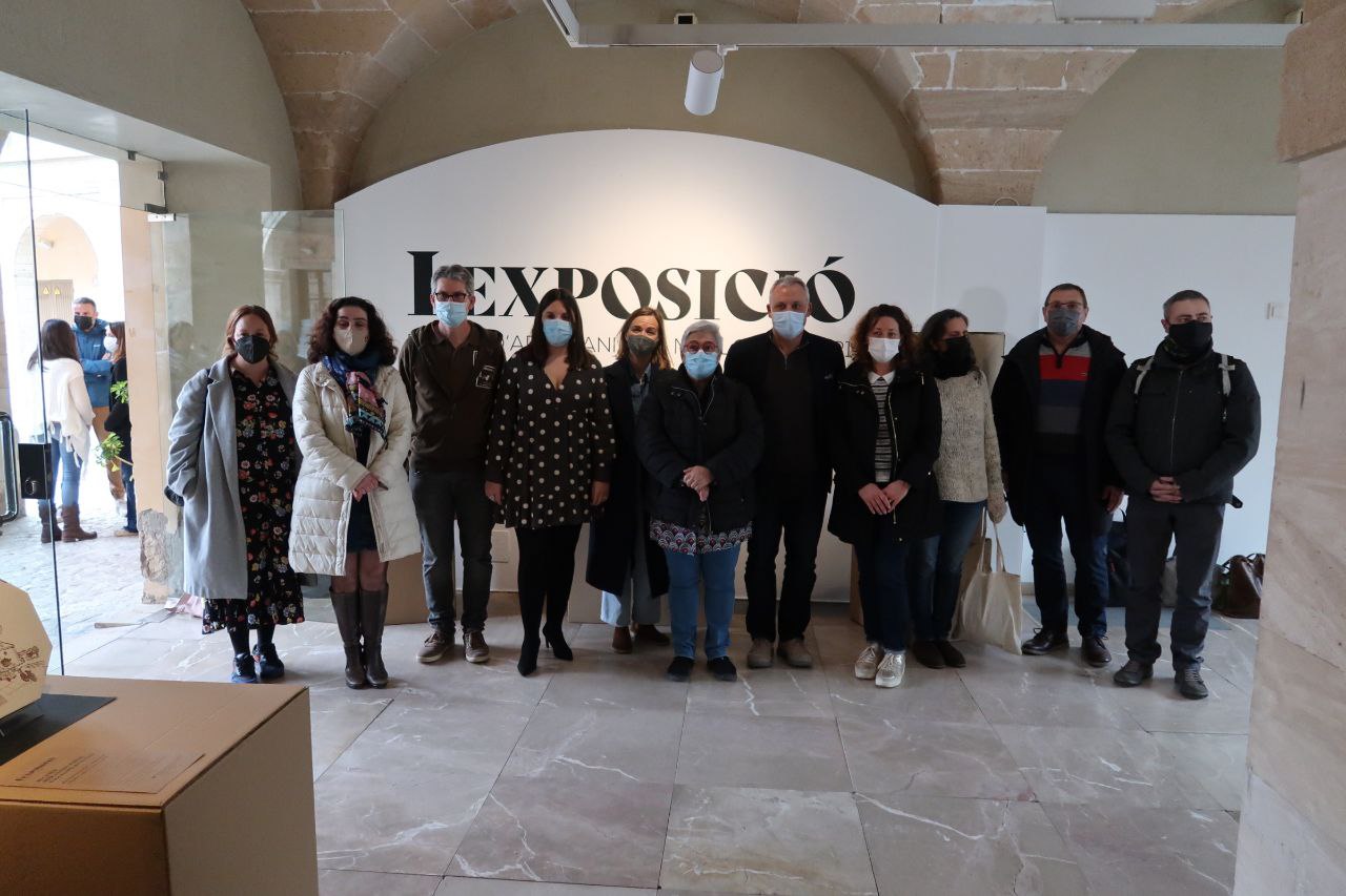 Fotografia de grup amb participants als Premis d'Artesania de Mallorca 2021.