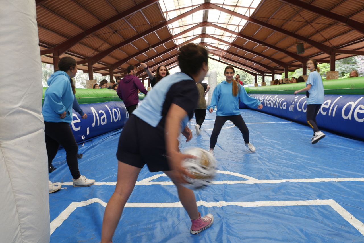 50 infants membres de l’Escolania de Lluc han participat en un 'futbolí  humà' i d’una xerrada a càrrec dels jugadors del club d’elit Palma Futsal, col·laborador del Consell en el programa 'Jugam amb l'elit.
