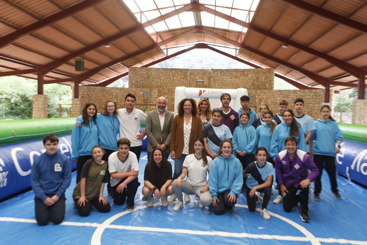 50 niños miembros de la Escolanía de Lluc han participado en un 'futbolín  humano' y una charla a cargo de los jugadores del club de élite Palma Futsal, colaborador del Consell en el programa 'Jugam amb l'elit.