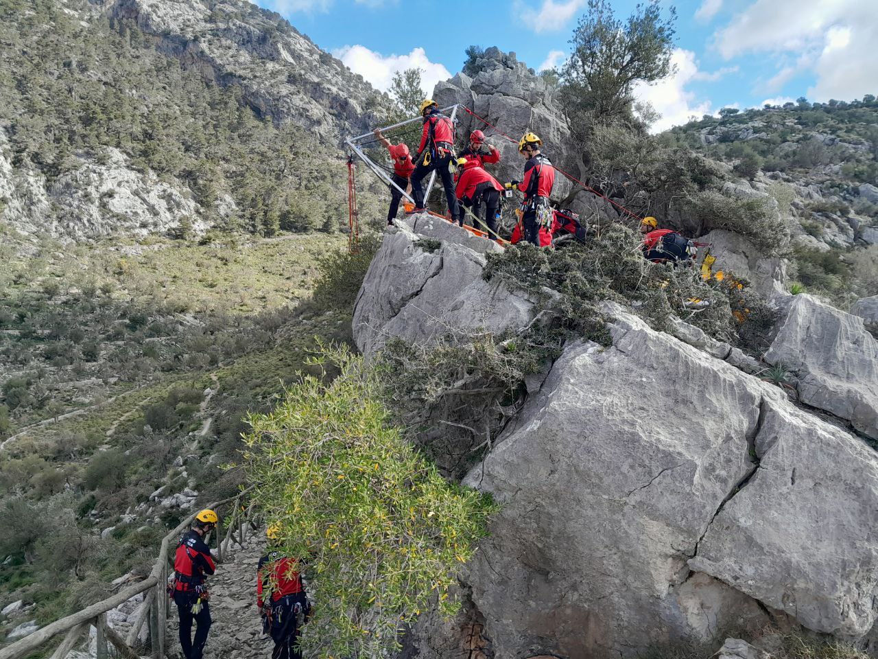 Jornada de formació conjunta del Grup de Rescat de Muntanya dels Bombers de Mallorca a Tossals Verds.