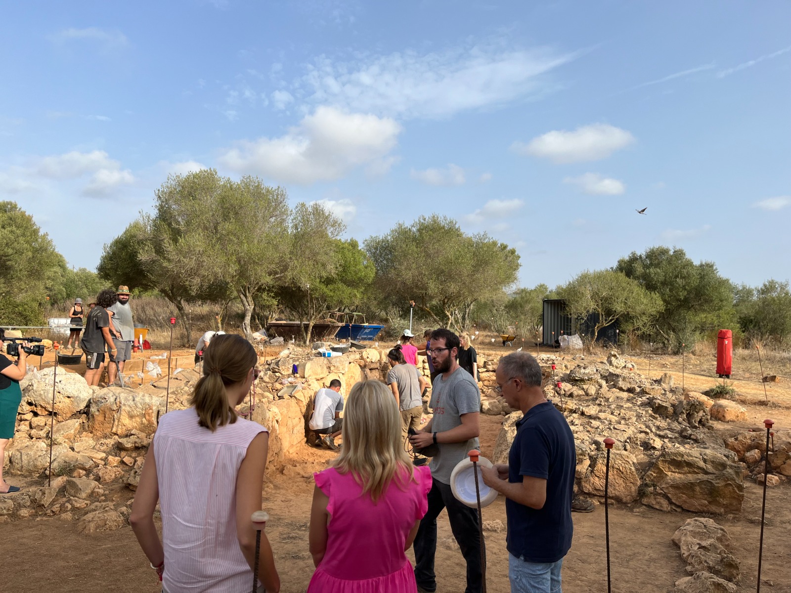 La vicepresidenta primera i consellera de Cultura i Patrimoni, Antònia Roca, visita el jaciment arqueològic dels Closos de Can Gaià.