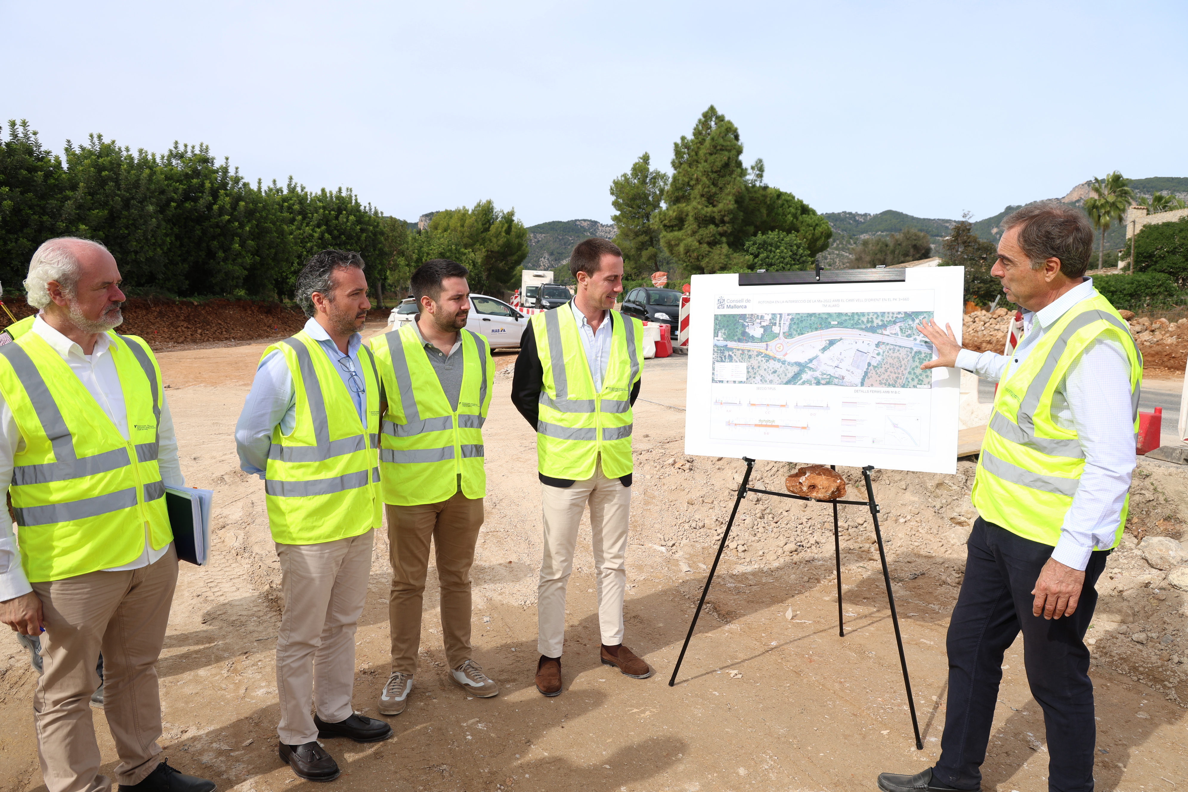 El presidente del Consell visita las obras de la futura rotonda en la carretera de Alaró.