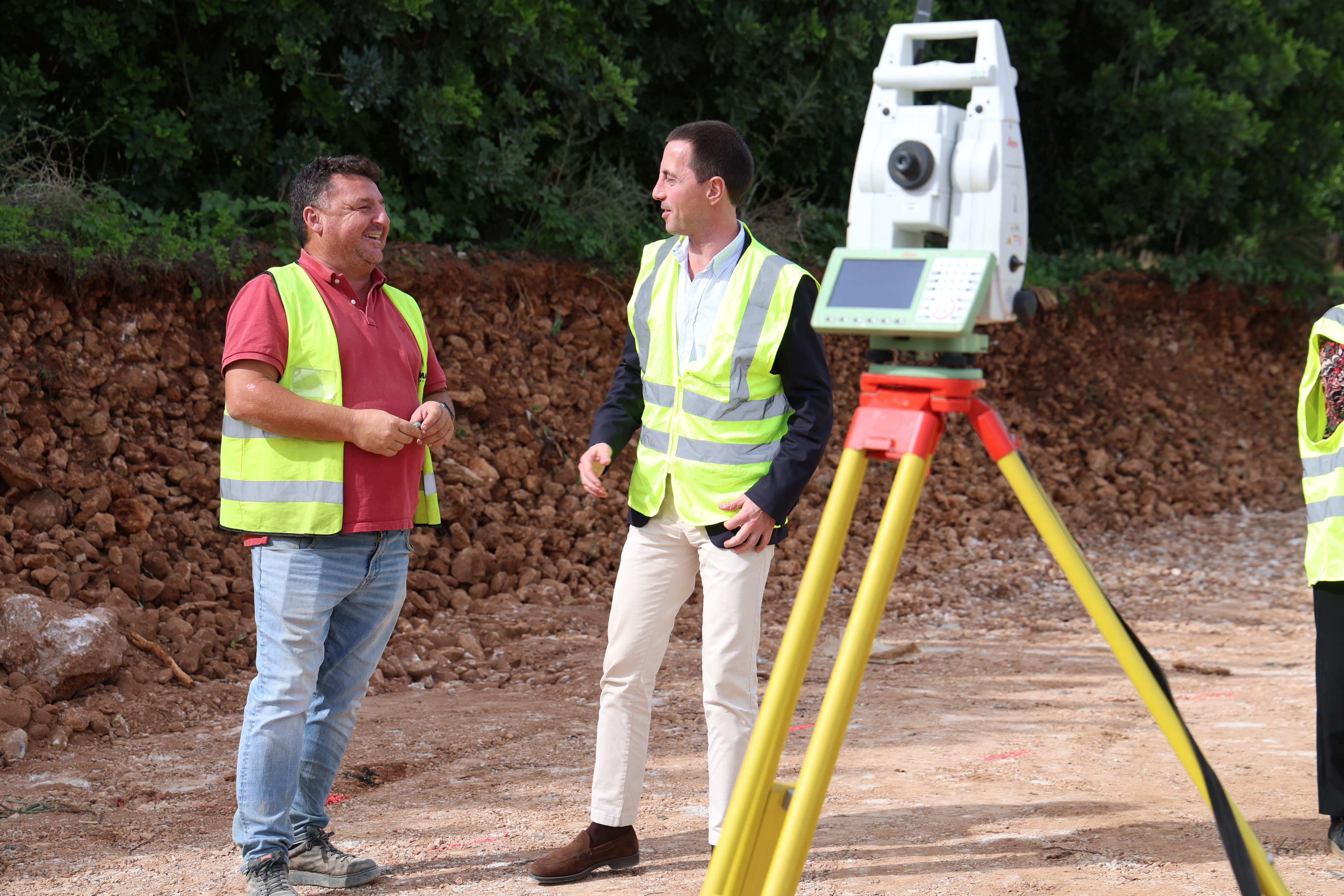 El presidente del Consell visita las obras de la futura rotonda en la carretera de Alaró.