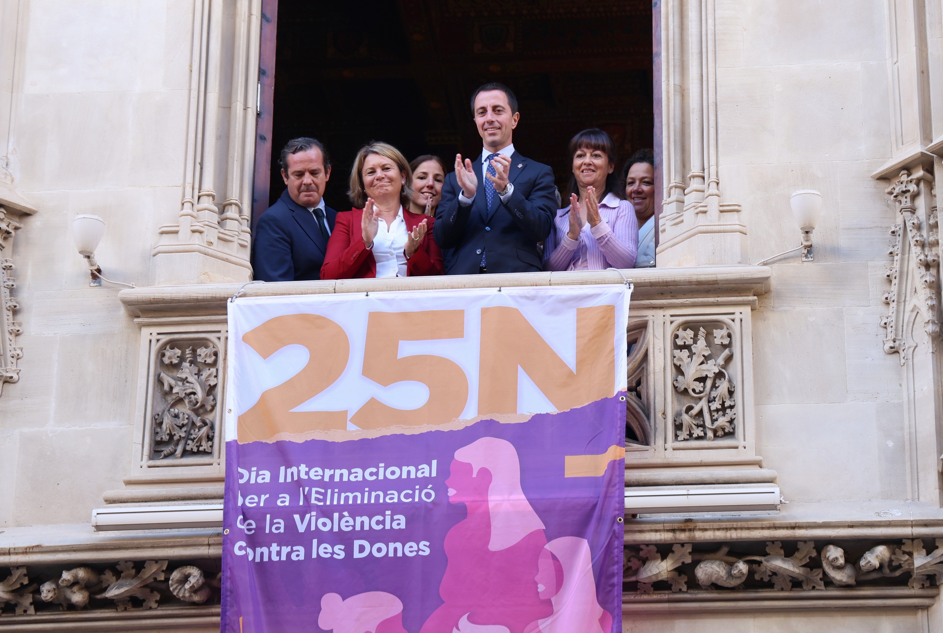 El Consell penja una banderola a la façana del Palau del Consell amb motiu del Dia Internacional per a l’Eliminació de la Violència contra les Dones.