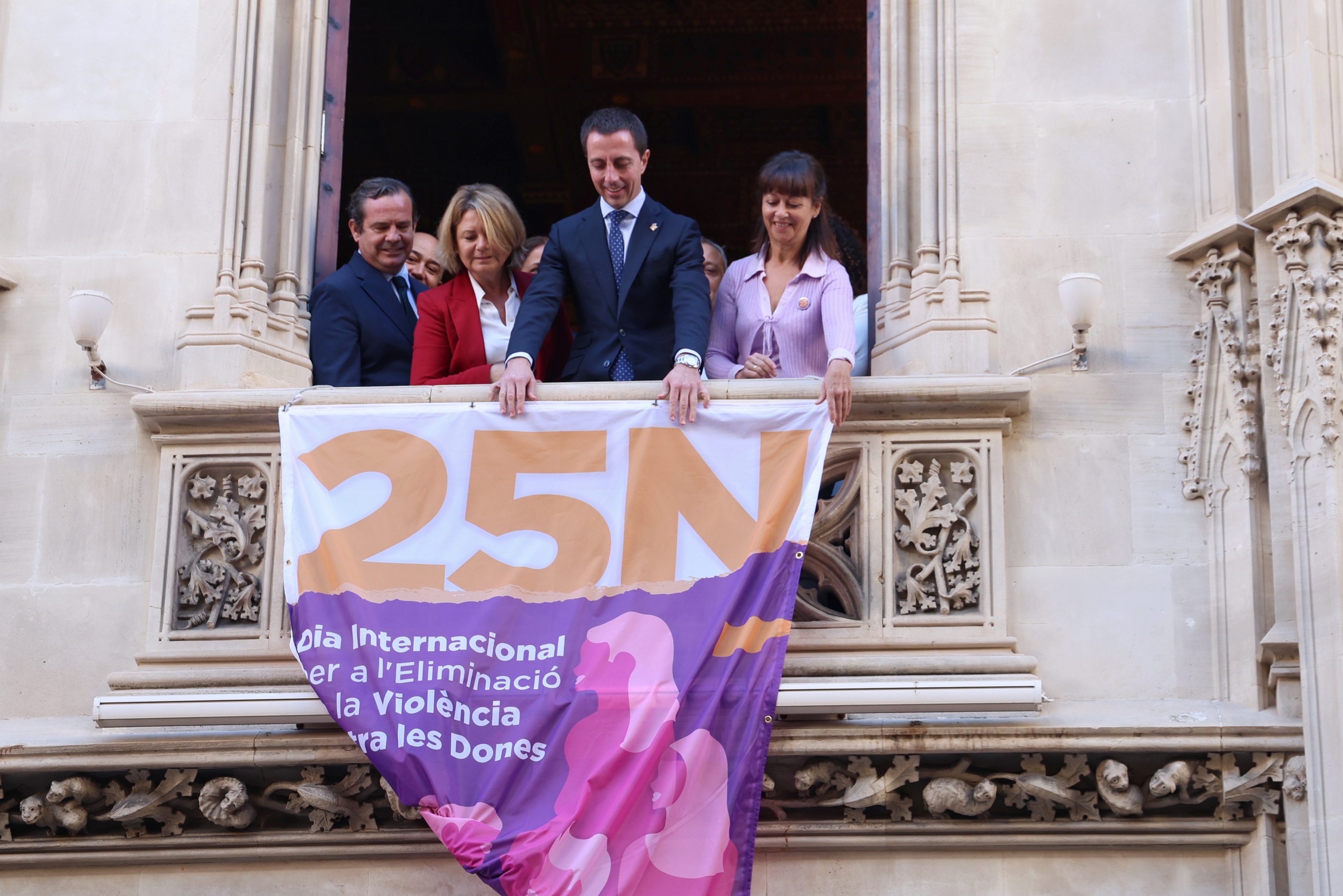 El Consell cuelga una banderola en la fachada del Palau del Consell con motivo del Día Internacional para la Eliminación de la Violencia contra las Mujeres.