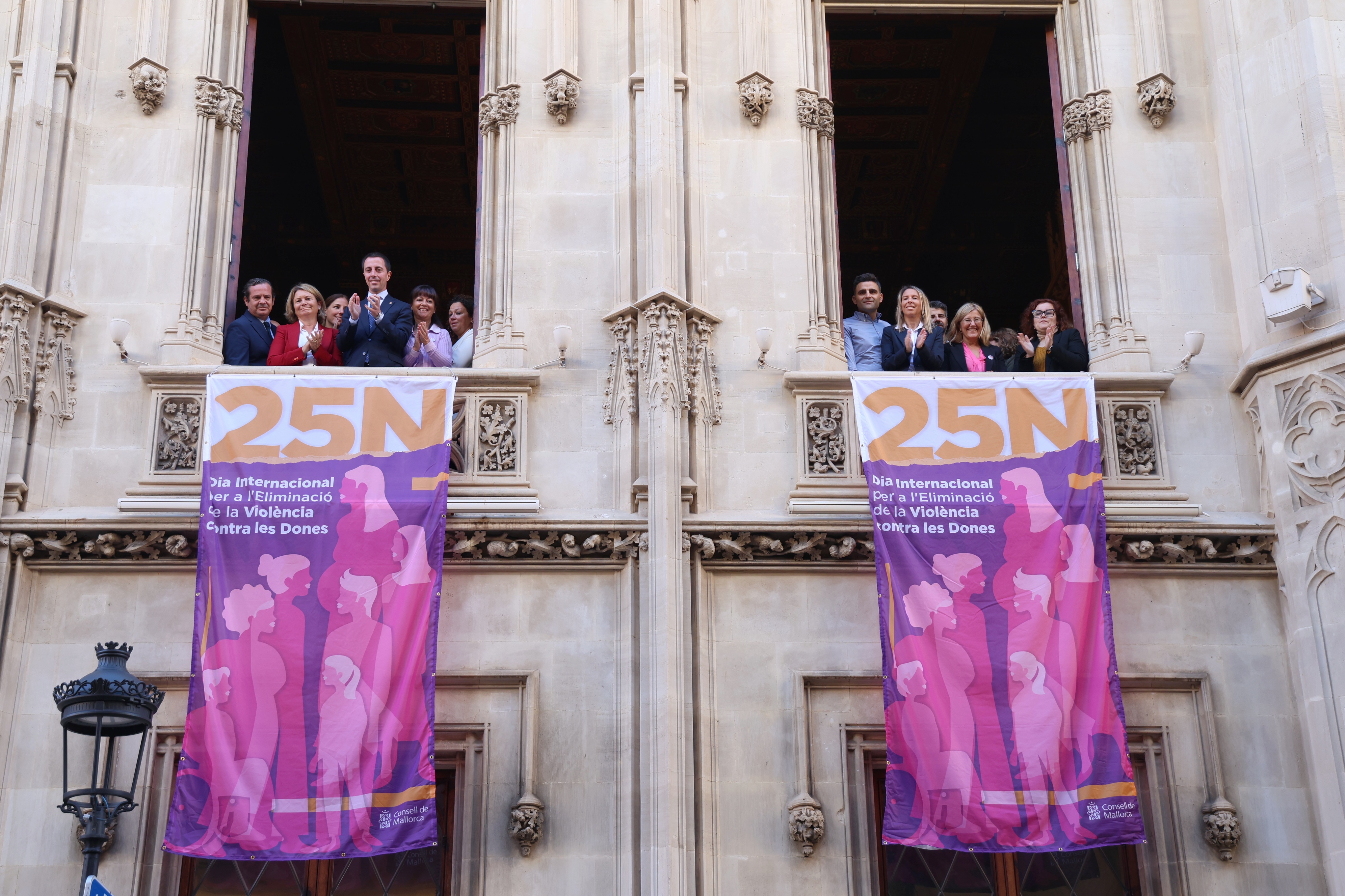 El Consell cuelga una banderola en la fachada del Palau del Consell con motivo del Día Internacional para la Eliminación de la Violencia contra las Mujeres.