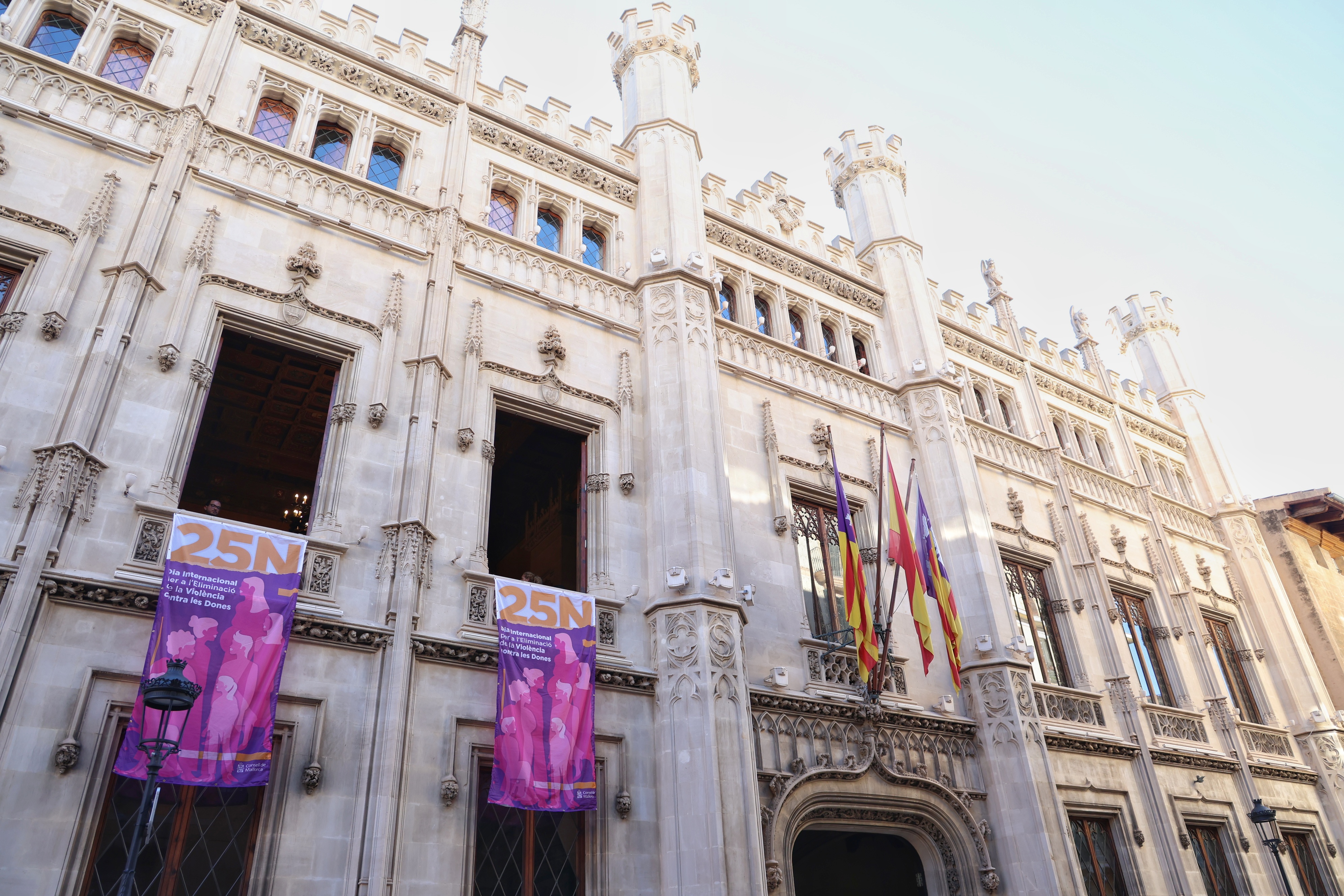 El Consell penja una banderola a la façana del Palau del Consell amb motiu del Dia Internacional per a l’Eliminació de la Violència contra les Dones.