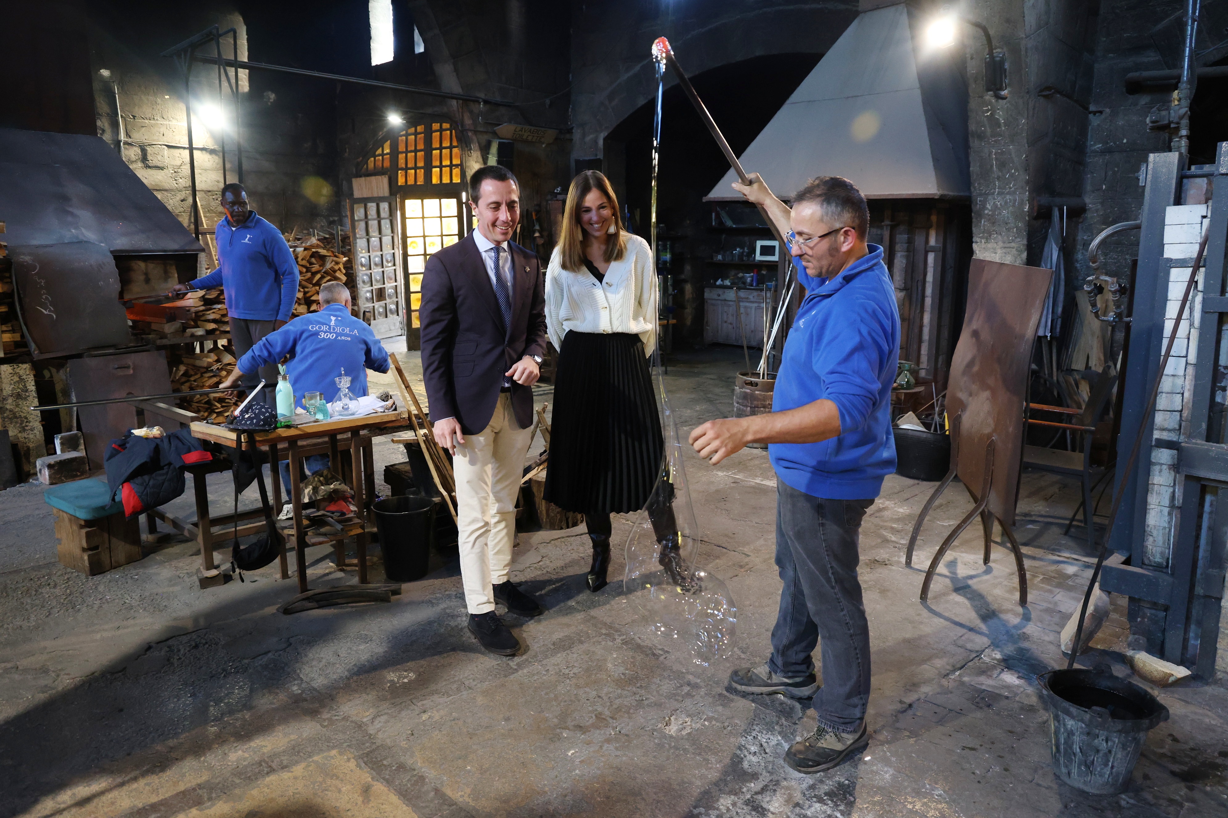 El president Galmés i la vicepresidenta Roca visiten la fàbrica Gordiola.