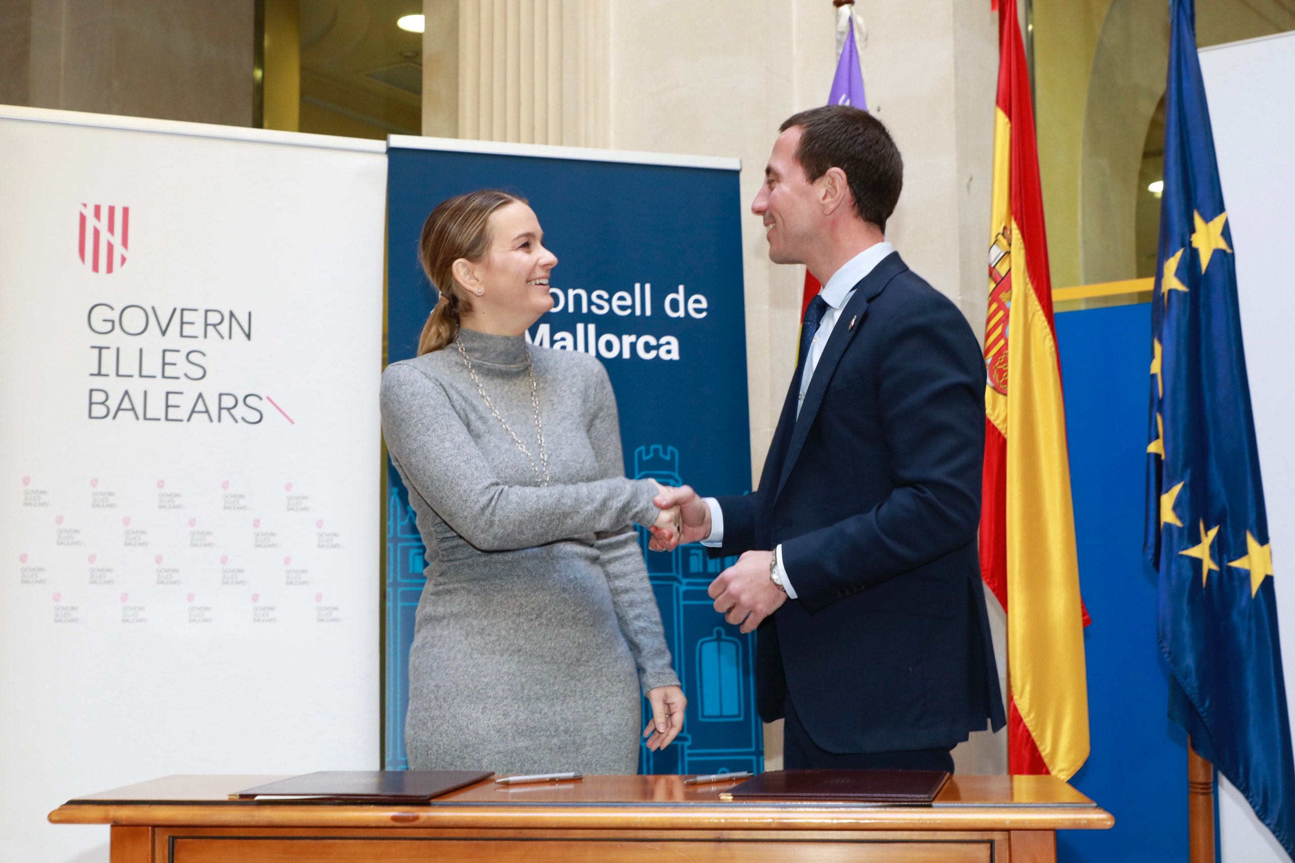 El presidente Galmés y la presidenta Prohens firman el convenio de anticipos.