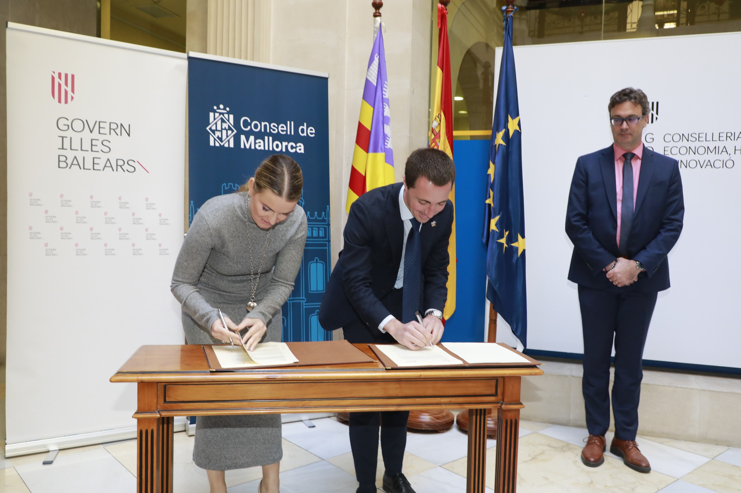 El president Galmés i la presidenta Prohens firmen el conveni de bestretes.