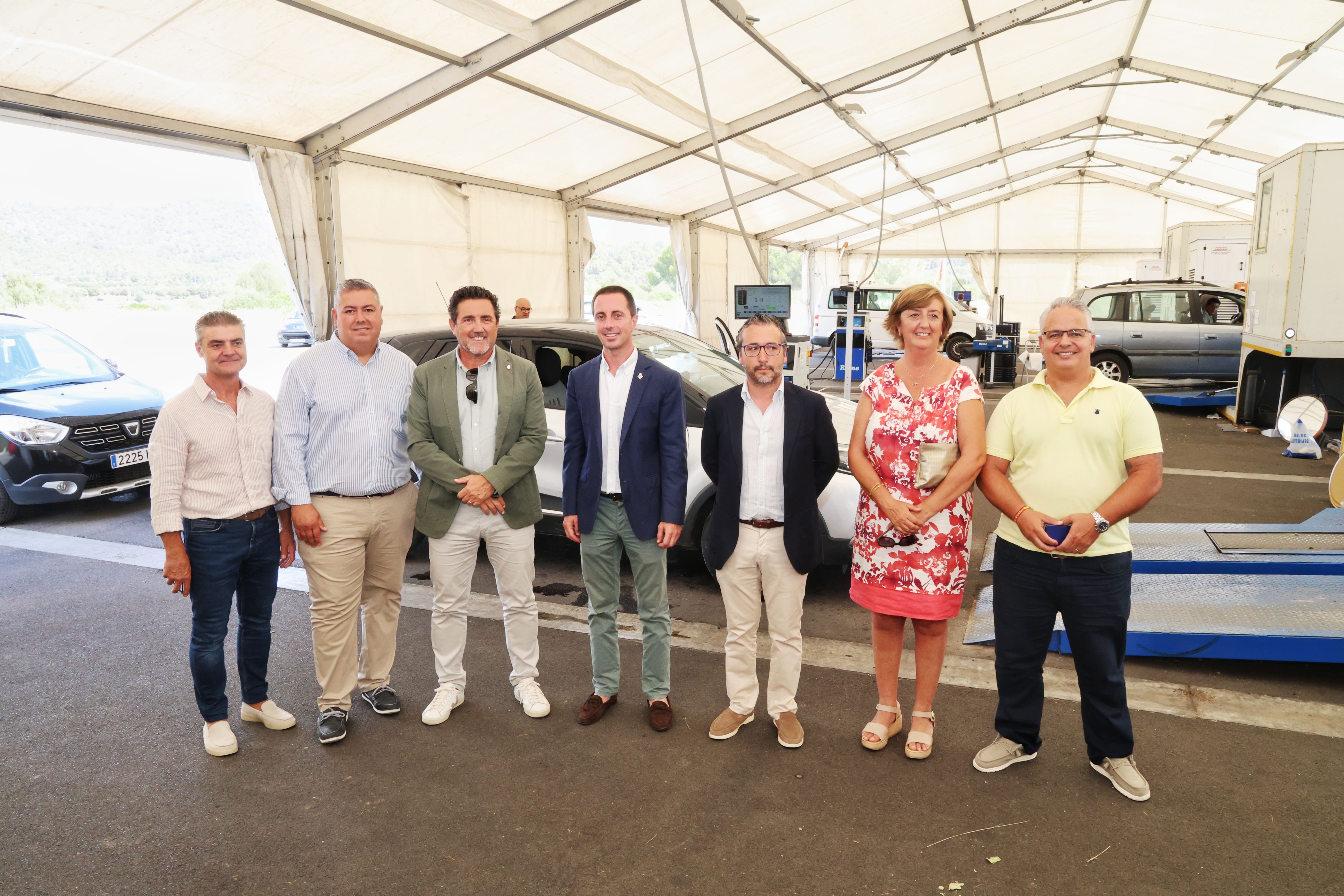 El president del Consell de Mallorca i el conseller de Territori, Mobilitat i Infraestructures visiten l'estació mòbil de l'ITV a Calvià