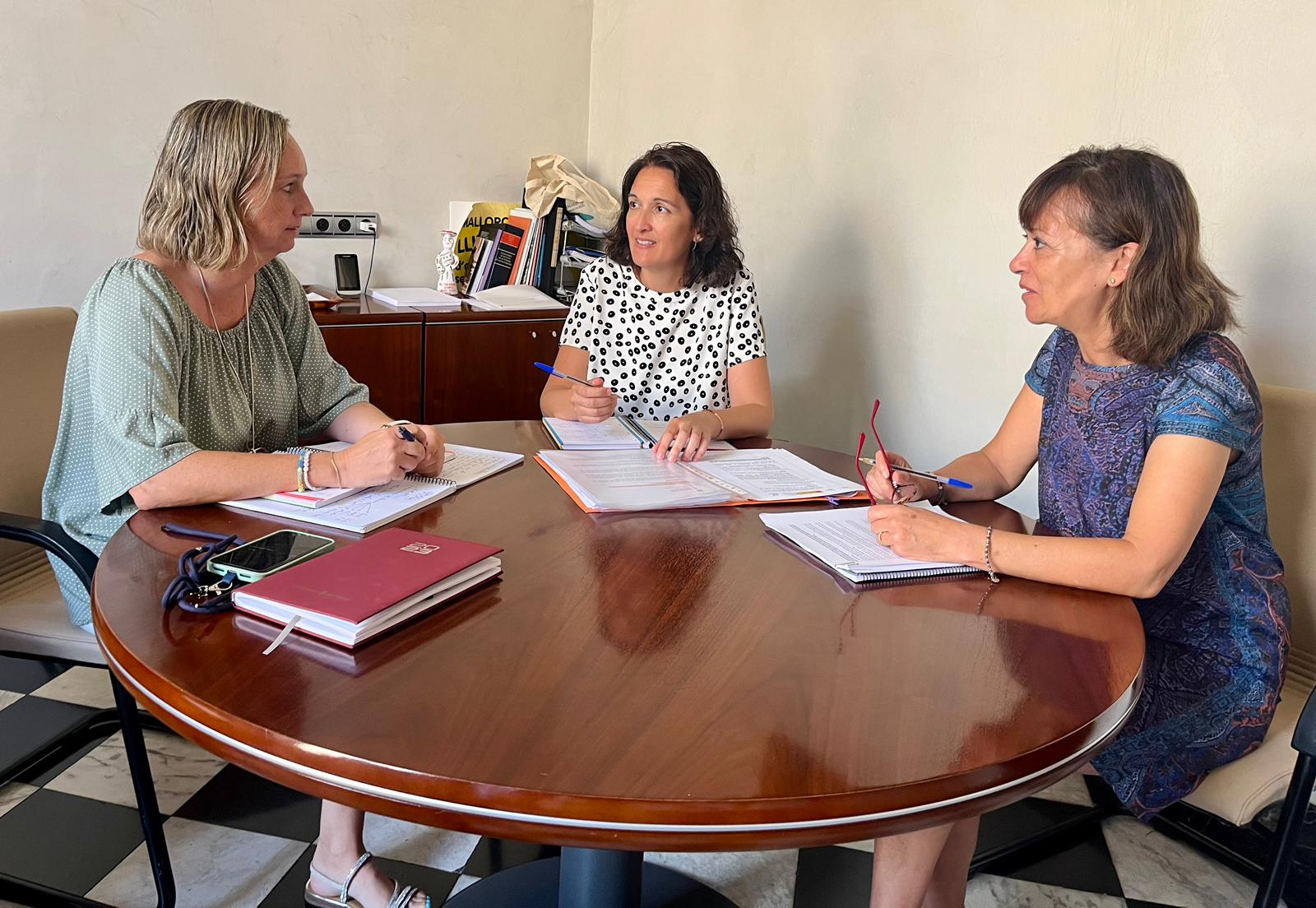 Reunió de la directora insular de Famílies del Consell de Mallorca, Maria Garrido; la directora insular de Coordinació, Sandra Morell; i la directora de l’IBDona, Catalina Maria Salom.