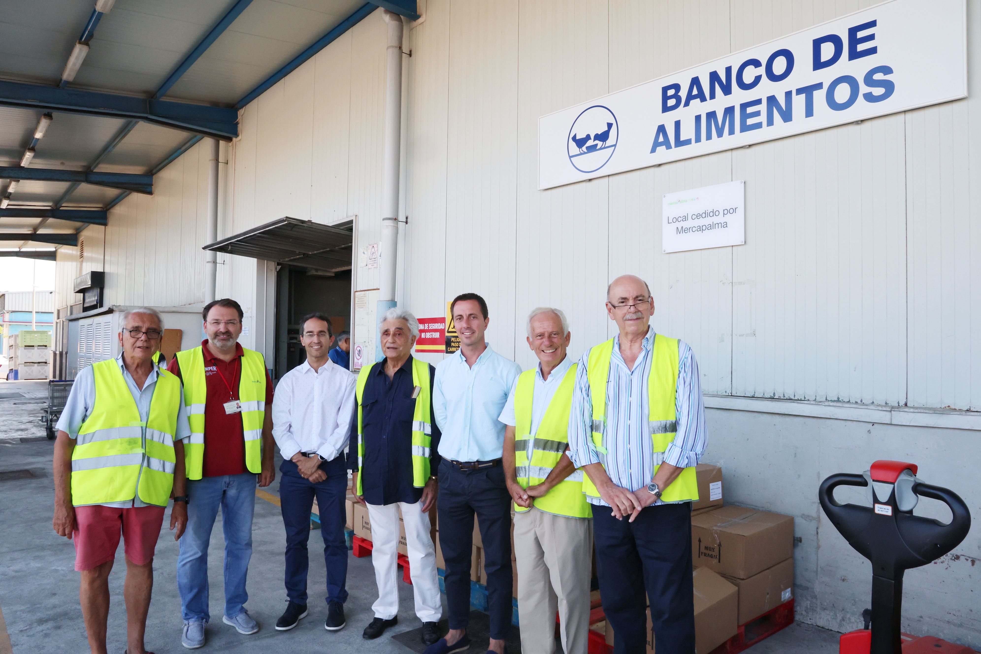 El president del Consell de Mallorca, Llorenç Galmés, visita el Banc d'Aliments acompanyat del conseller de Benestar Social, Guillermo Sánchez.