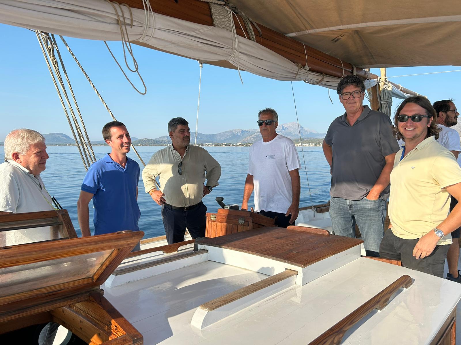 El president del Consell, Llorenç Galmés, i el vicepresident segon i conseller de Medi Ambient, Medi Rural i Esports, Pedro Bestard, navegant a bord de La Balear.