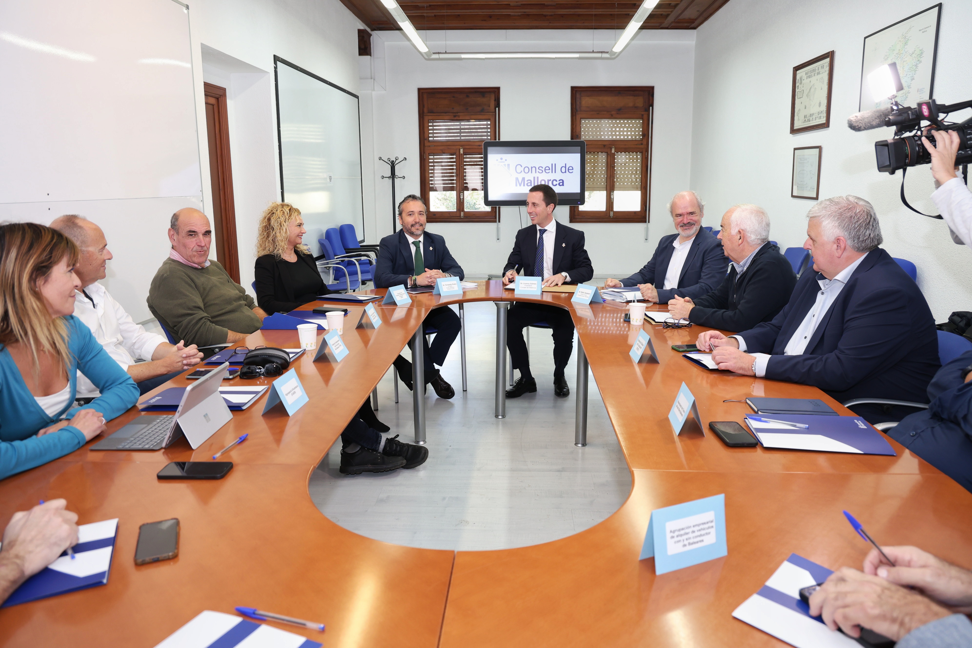 El president Galmés i el conseller de Territori, Mobilitat i Infraestructures, Fernando Rubio, durant la reunió amb el sector del transport.