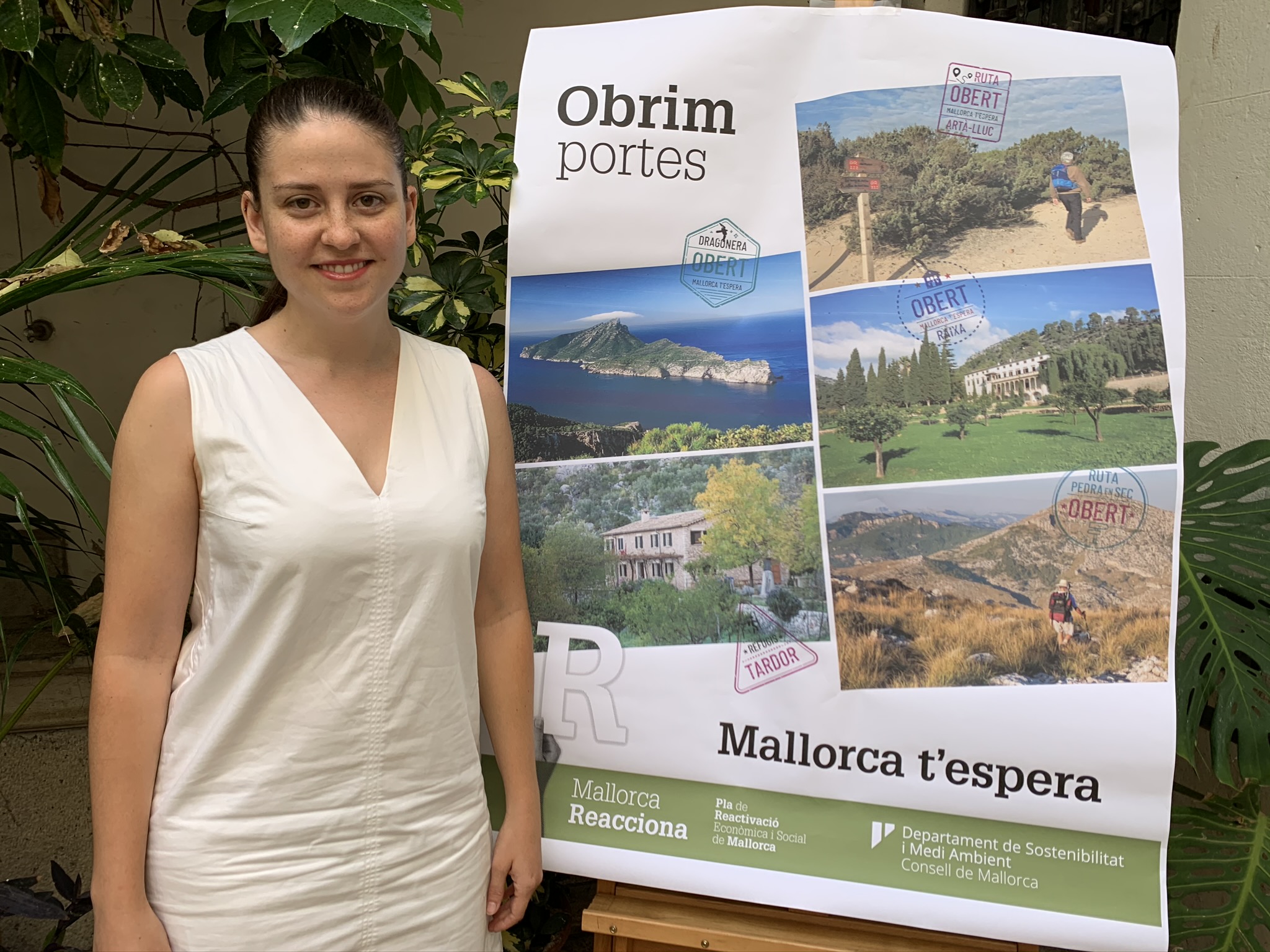La vicepresidenta i consellera de Sostenibilitat i Medi Ambient, Aurora Ribot i la campanya Mallorca T'espera
