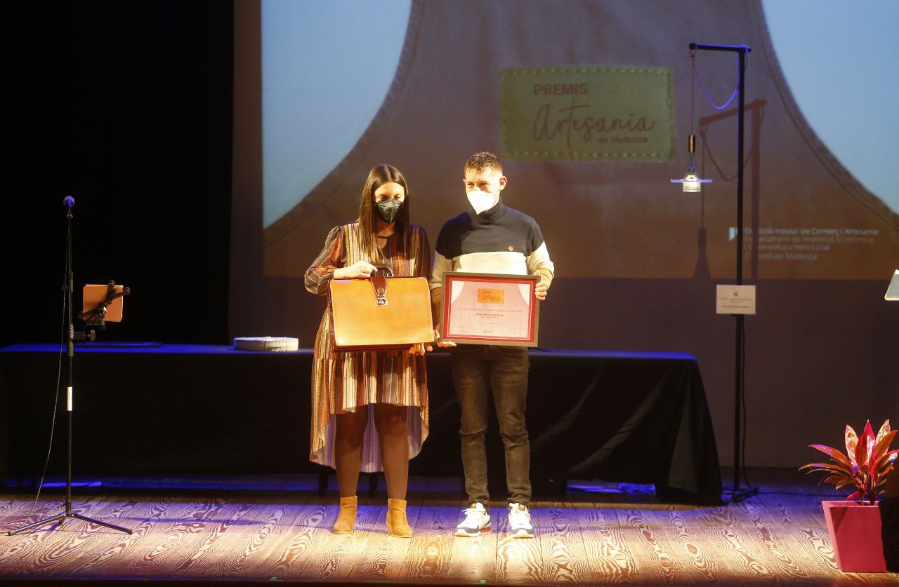 Diego Revilla ha quedat finalista al Premi Producte Artesà i Disseny, amb el maletí «Dulles».