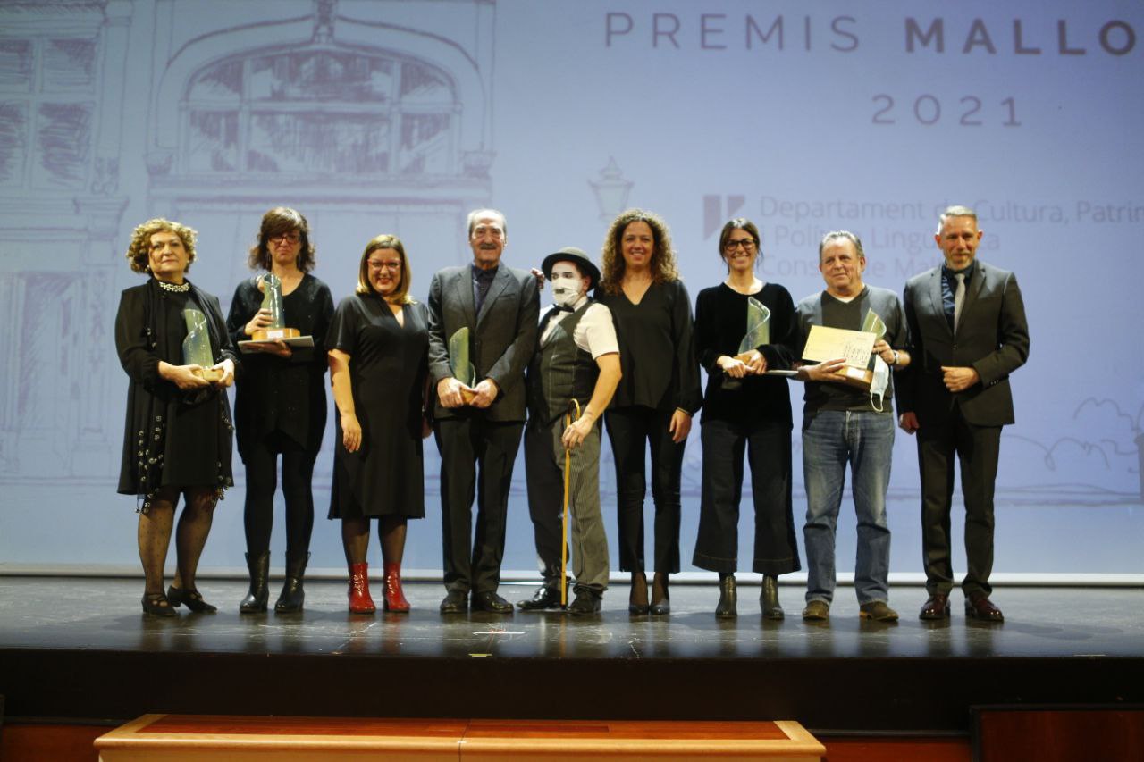 Foto de família Premis Mallorca 2021 (Caterina Valriu, Goretti Pérez, Bel Busquets, Manuel Brugarolas, mimo del Circ Bover, Catalina Cladera, Camilla de Maffei, Carles M. Sanuy i Lluís Segura, d’esquerra a dreta)