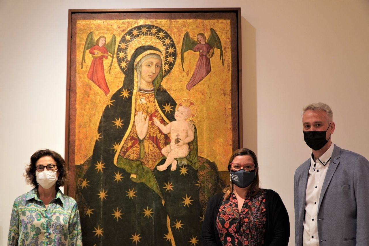 Foto de família de la presentació del cicle Músiques Museu de Mallorca davant l'obra 'Nostra Dona de la Bona Mort', que ha inspirat el cartell del cicle.