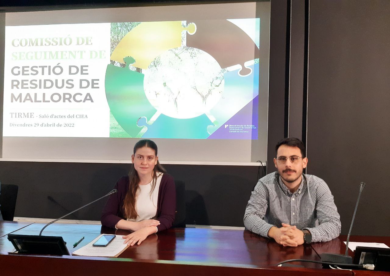 Aurora Ribot, vicepresidenta del Consell de Mallorca i consellera de Sostenibilitat i Medi Ambient, i Juan Carrasco, director insular de Residus.