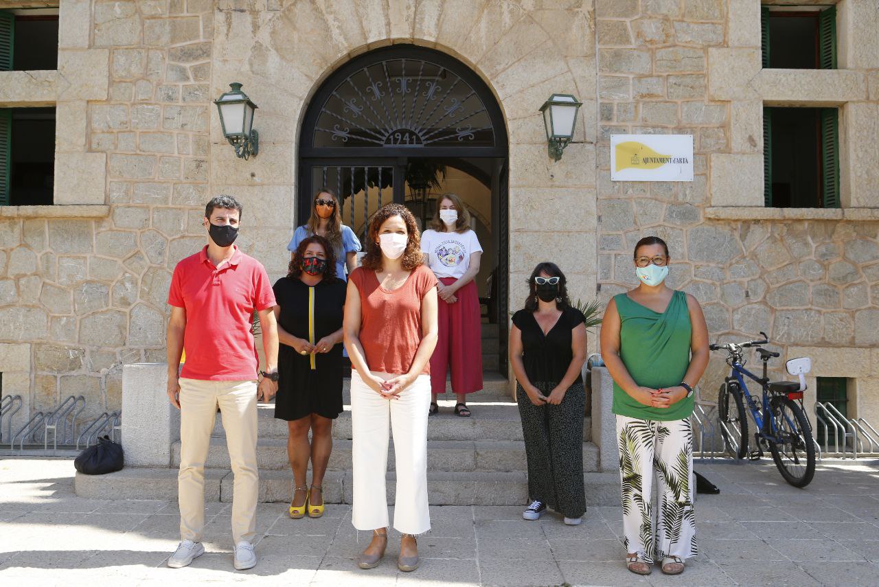 Autoridades delante del Ajuntament d'Artà antes de visitar Bellpuig