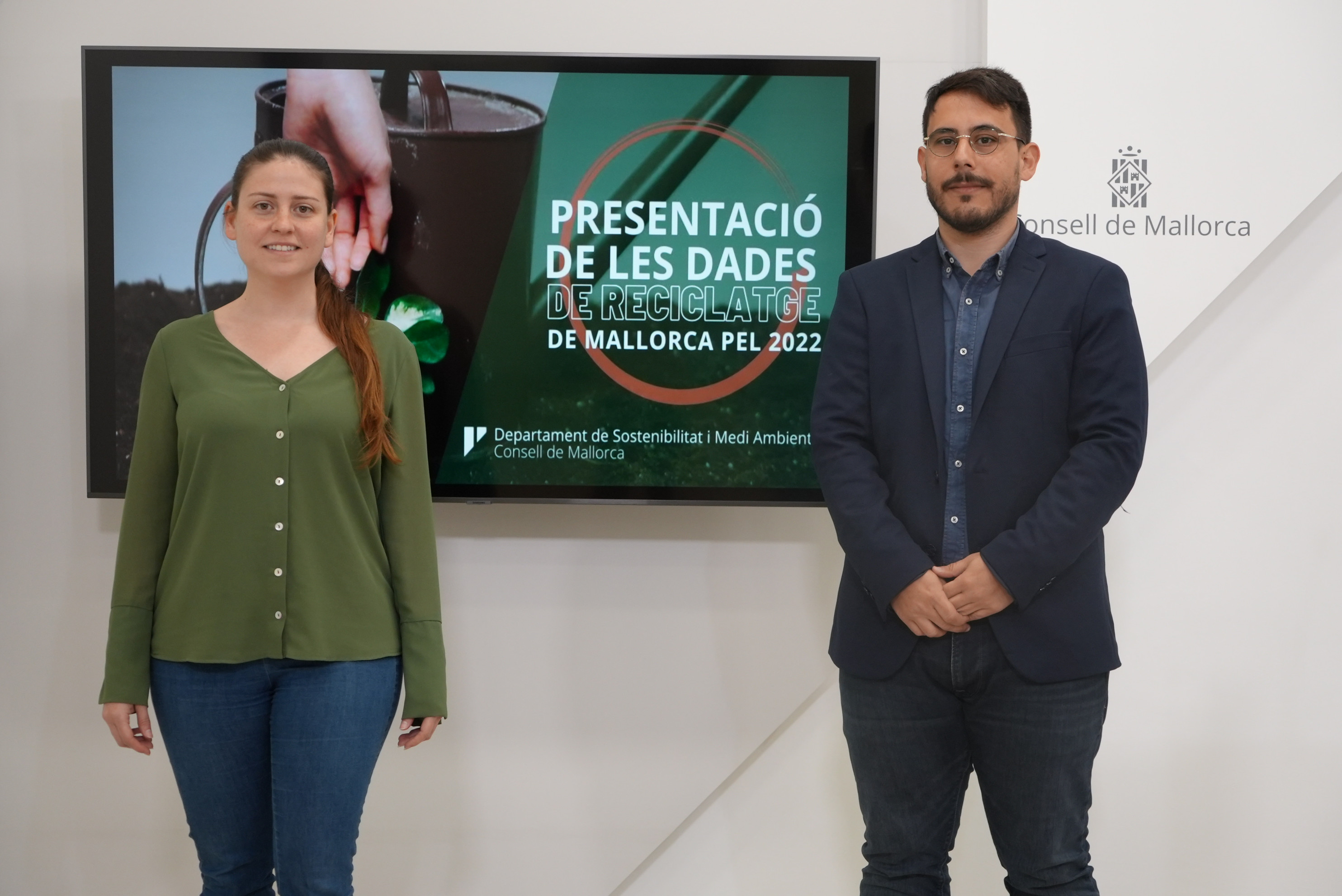 La vicepresidenta i consellera de Sostenibilitat i Medi Ambient, Aurora Ribot, i el director insular de Residus, Juan Carrasco