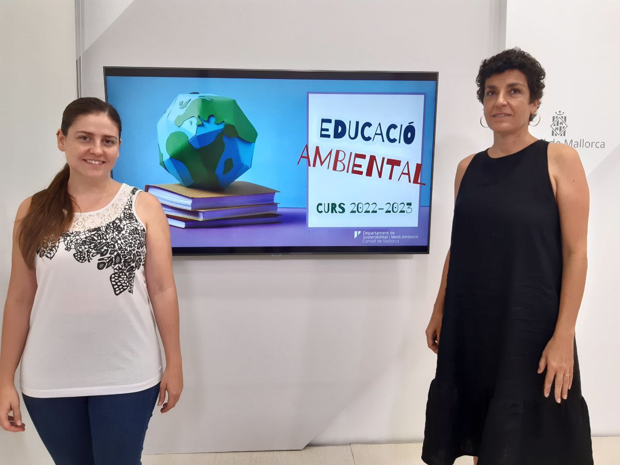 La vicepresidenta del Consell de Mallorca i consellera de Sostenibilitat i Medi Ambient, Aurora Ribot i la directora insular de Medi Ambient, Inmaculada Férriz