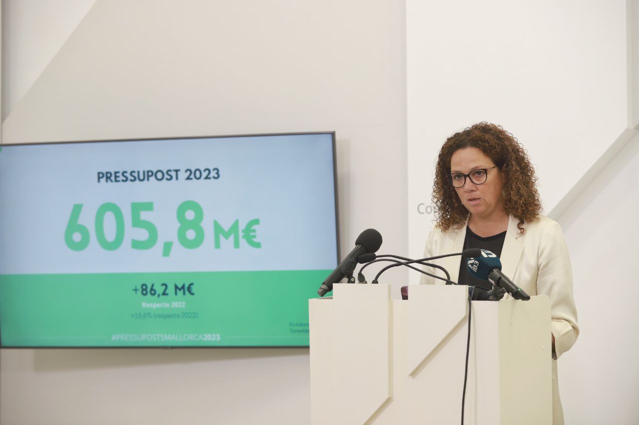 La presidenta Catalina Cladera i el conseller Josep Lluís Colom presenten els pressuposts de la institució per 2023