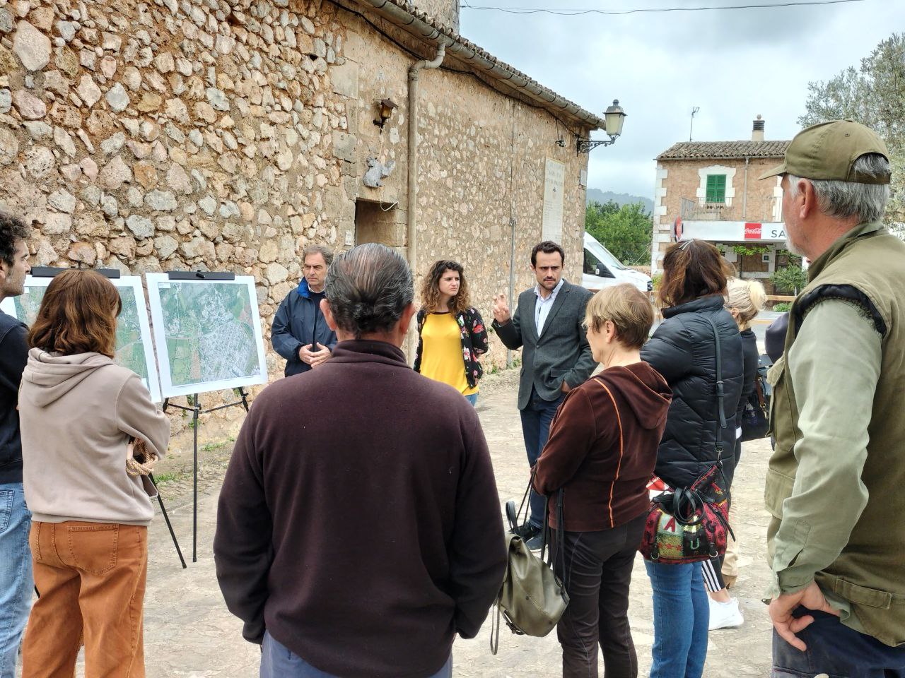 El conseller de Mobilitat i Infraestructures, Iván Sevillano, reunido con los vecinos i vecinas de Esporles.