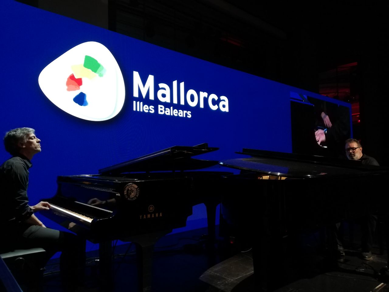 El mallorquín Joan Valent, acompañado al piano por Joan Martorell, han interpretado también la pieza compuesta por ellos mismos, «El Pla», mientras los asistentes han podido visionar un video con imagenes de esta zona de Mallorca.