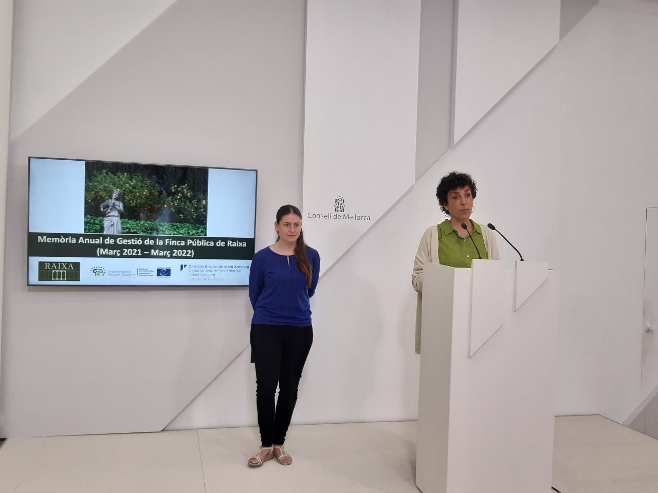 Aurora Ribot, vicepresidenta del Consell de Mallorca y consellera de Sostenibilitat i Medi Ambient, y Inmaculada Férriz, directora insular de Medi Ambient.