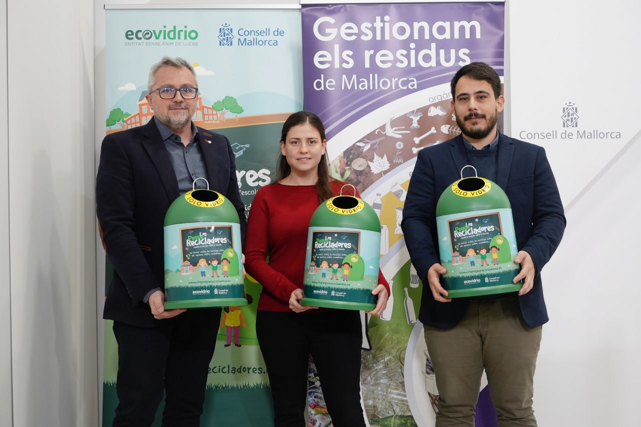 (d’esquerra a dreta) Roberto Fuentes, gerent de zona d’Ecovidrio, Aurora Ribot vicepresidenta i consellera de Sostenibilitat i Medi Ambient i Juan Cruz Carrasco director insular de Residus