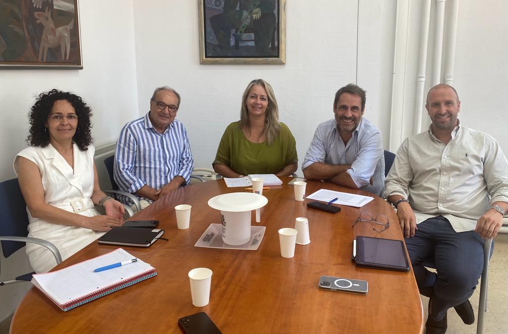 Pilar Amate s'ha reunit amb representants de D.O. Vi del Pla de Llevant, encapçalats pel president, Toni Bennàssar
