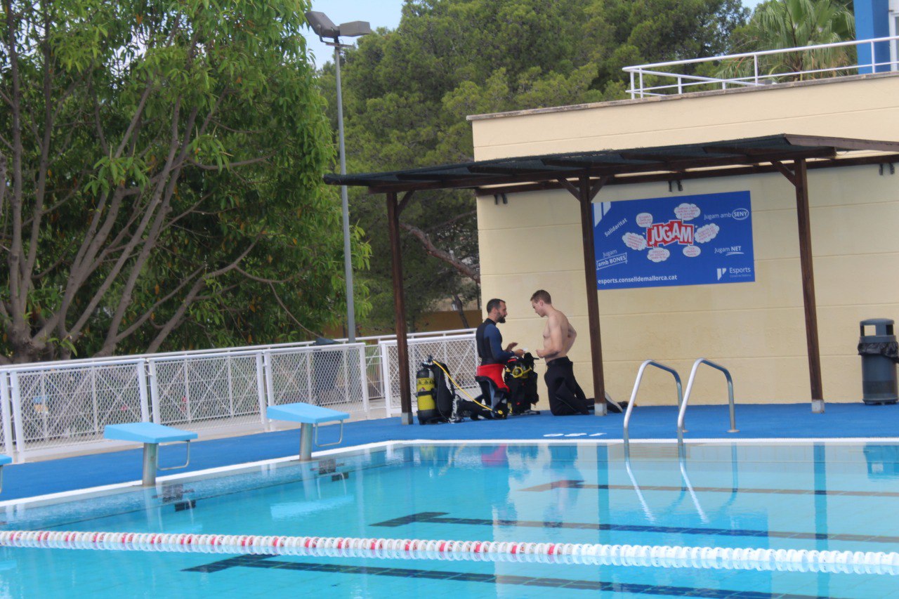 La piscina descoberta del Poliesportiu Sant Ferran del Consell de Mallorca ja es troba oberta de cara a l’estiu 2021.