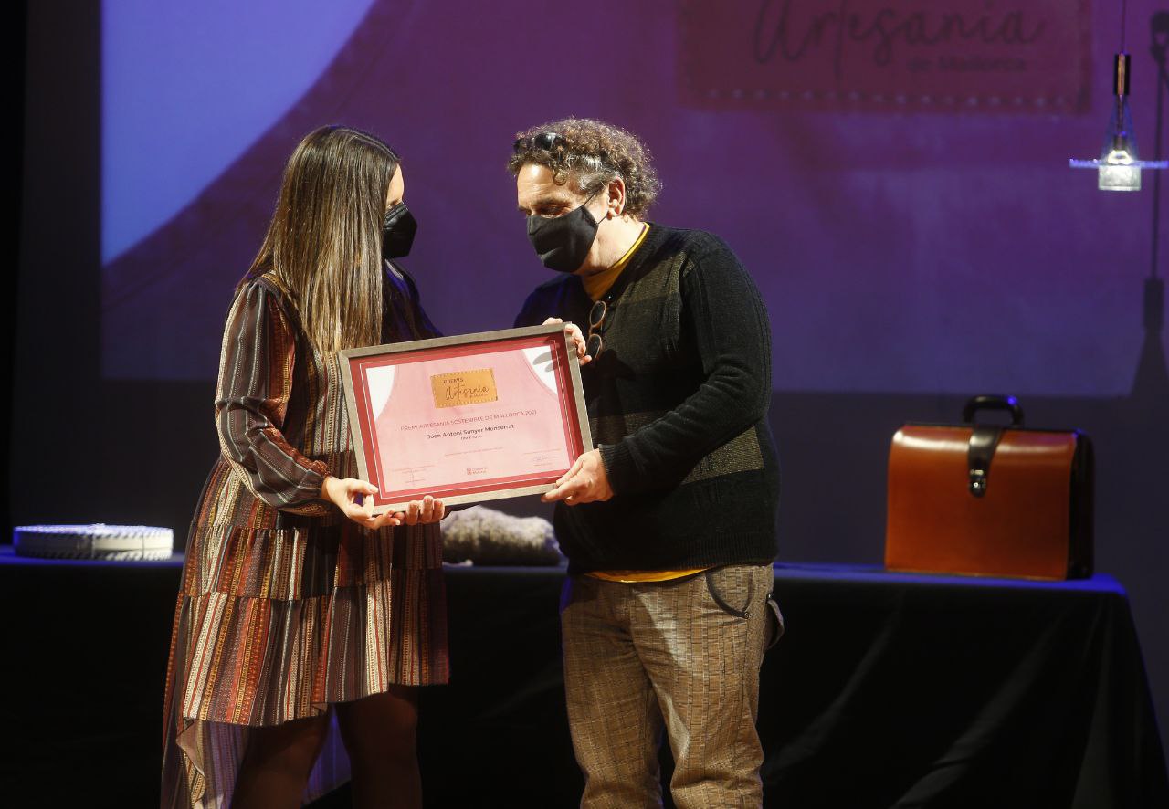 Premi Artesania Sostenible per al mestre artesà Joan Sunyer, per la làmpada de sostre de títol «d'A».