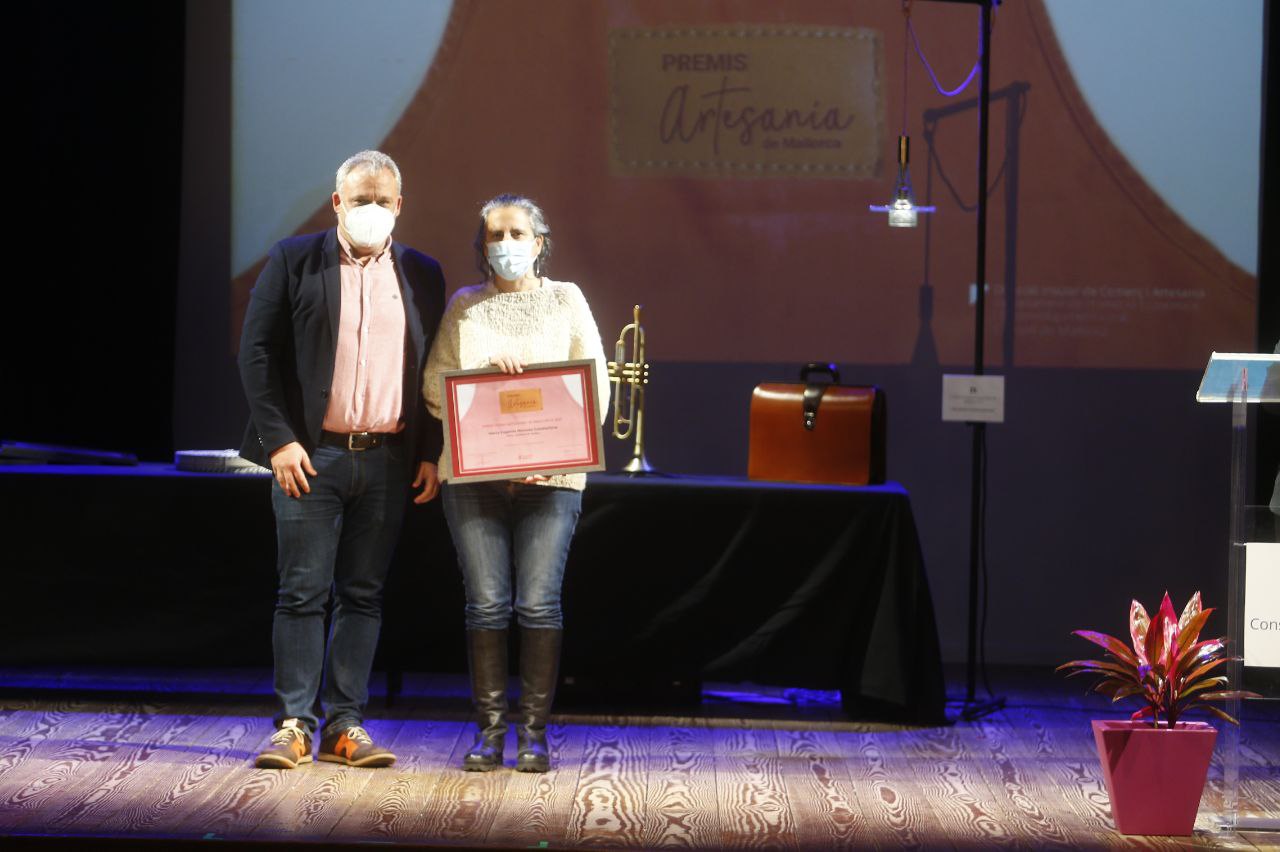 Premi Dona Artesana a Eugenia Marcote, per l’abric «Calidesa de tardor».