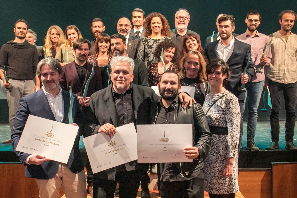 Els premiats de la primera edició dels Premis Mallorca de Cinema amb la presidenta i representants del Consell.